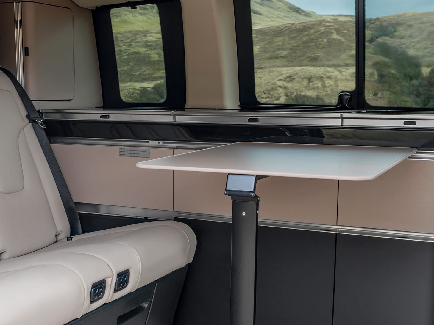 Interiér vozidla Mercedes-Benz Marco Polo so sklápacím stolíkom a&nbsp;flexibilným obytným priestorom.