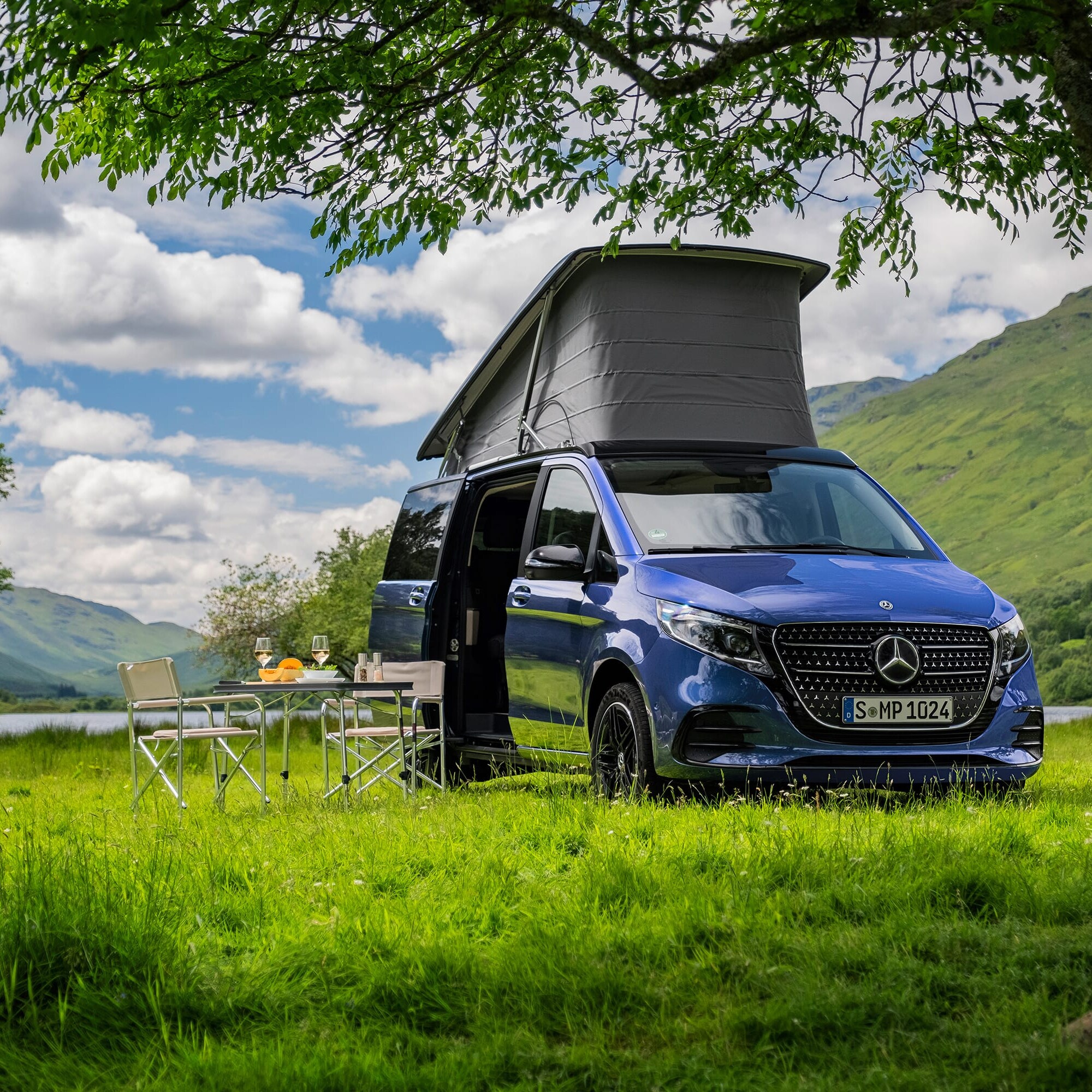 Mercedes-Benz Marco Polo na ikonickom mieste&nbsp;–&nbsp;kombinácia štýlového dizajnu s&nbsp;prvotriednym komfortom pri cestovaní aj kempovaní.