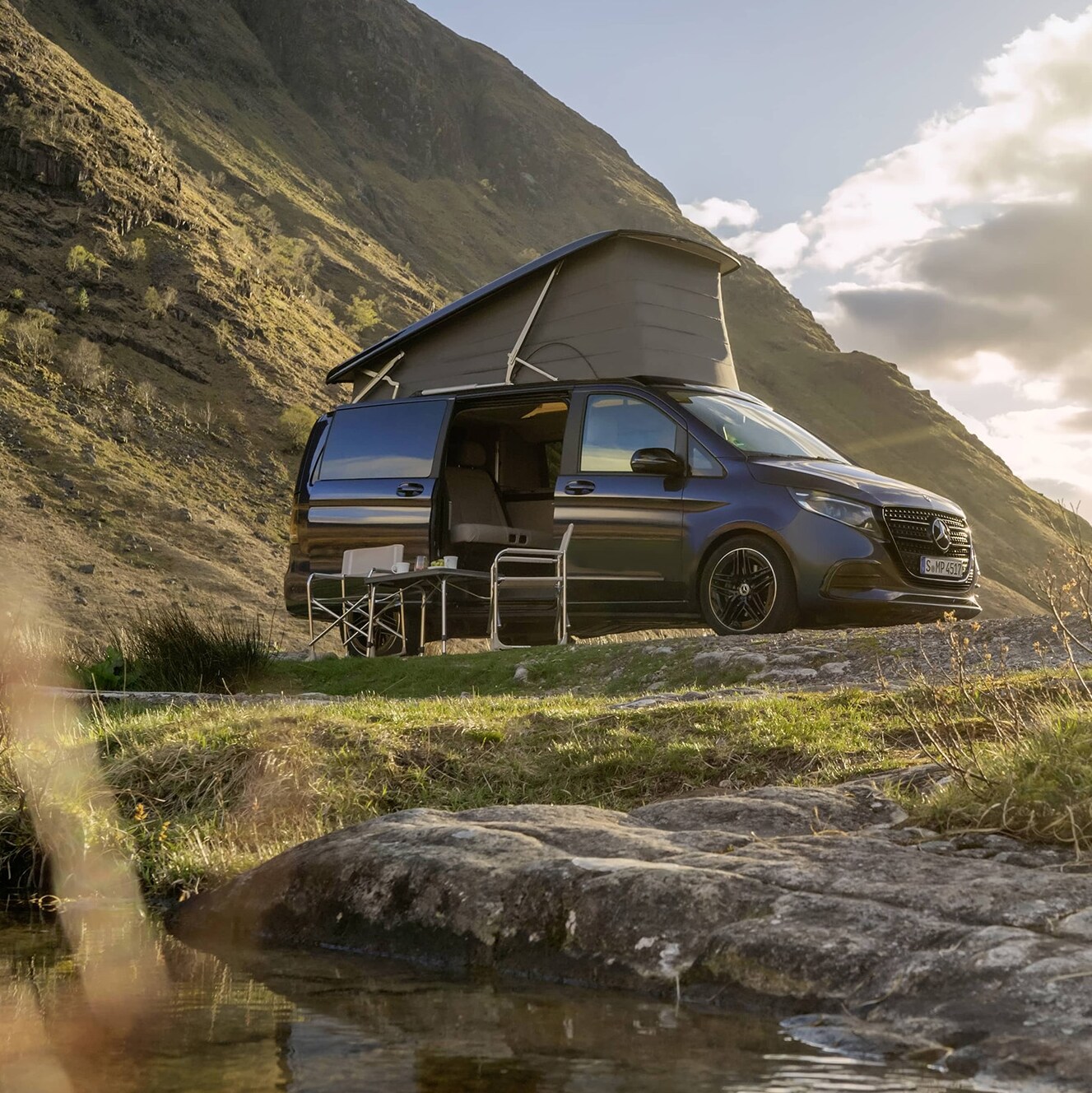 Cestovný automobil Mercedes-Benz Marco Polo s&nbsp;výsuvnou strechou v&nbsp;malebnej horskej krajine