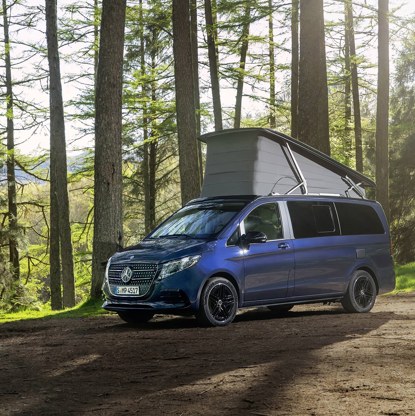 Cestovný automobil Mercedes-Benz Marco Polo s&nbsp;výsuvnou strechou, pripravený na outdoorové dobrodružstvá a&nbsp;nocovanie v&nbsp;prírode.