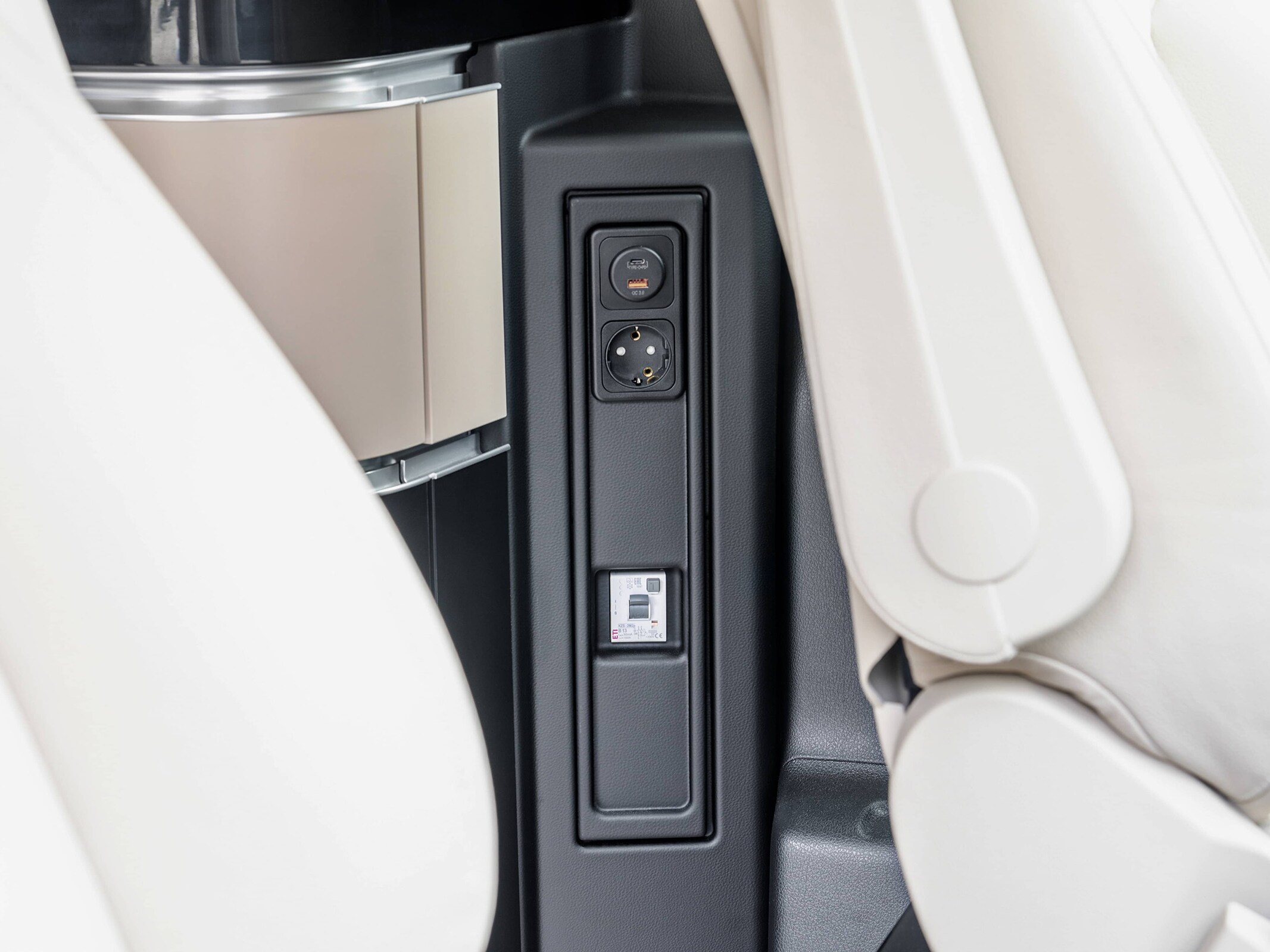 230- a&nbsp;12-voltové zásuvky, ako aj nabíjacie prípojky USB vo vozidle Mercedes-Benz Marco Polo.