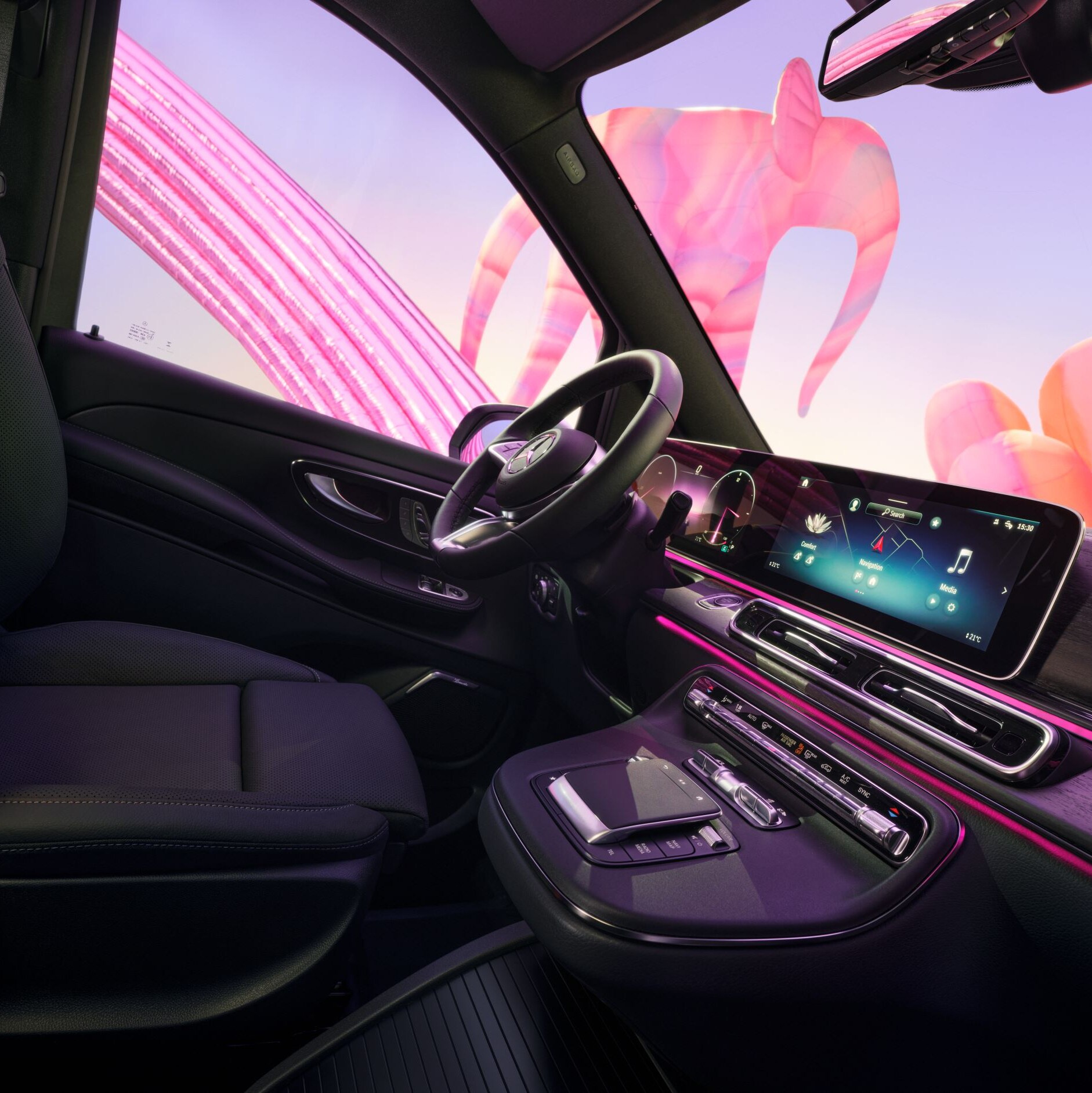 Na obrázku: intuitívne ovládanie multimediálneho displeja dotykom na palube vozidiel Mercedes-Benz.