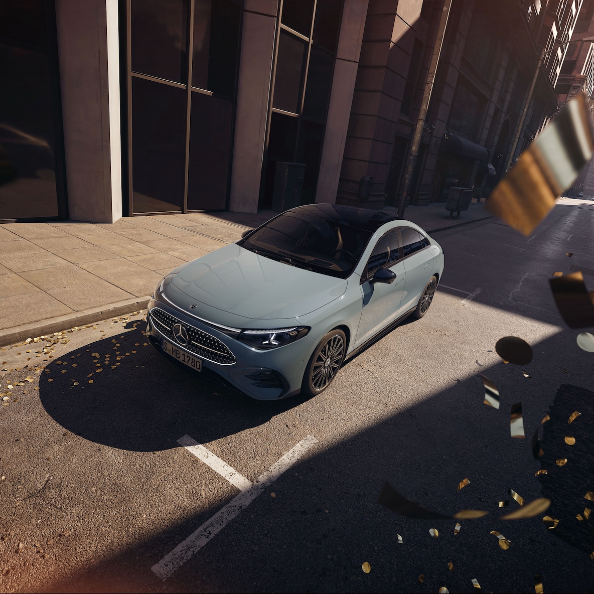 Bočný pohľad spredu (z mierne vyvýšenej perspektívy na znázornenie panoramatickej strechy) vozidla Mercedes-Benz CLA C178 s líniou AMG Line Plus.