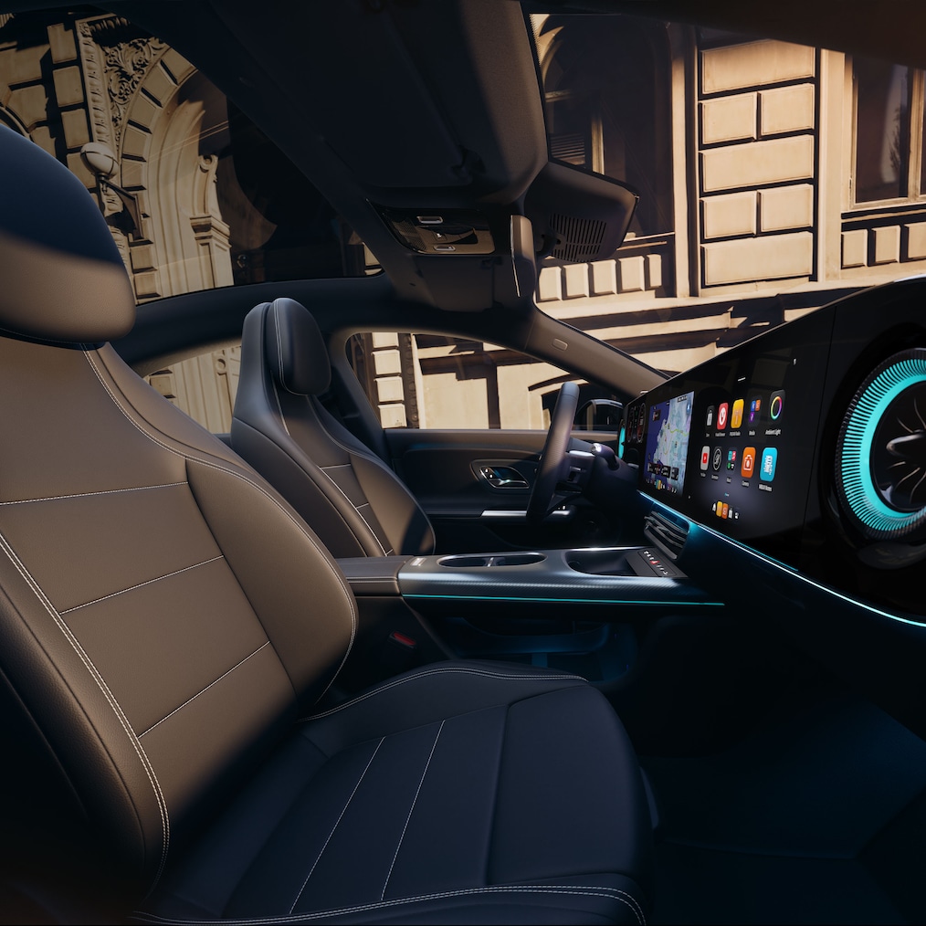 Pohľad na superobrazovku MBUX zo sedadla vodiča vo vozidle Mercedes-Benz CLA C178 (alebo pohľad zboku, kde sú viditeľné aj športové sedadlá).