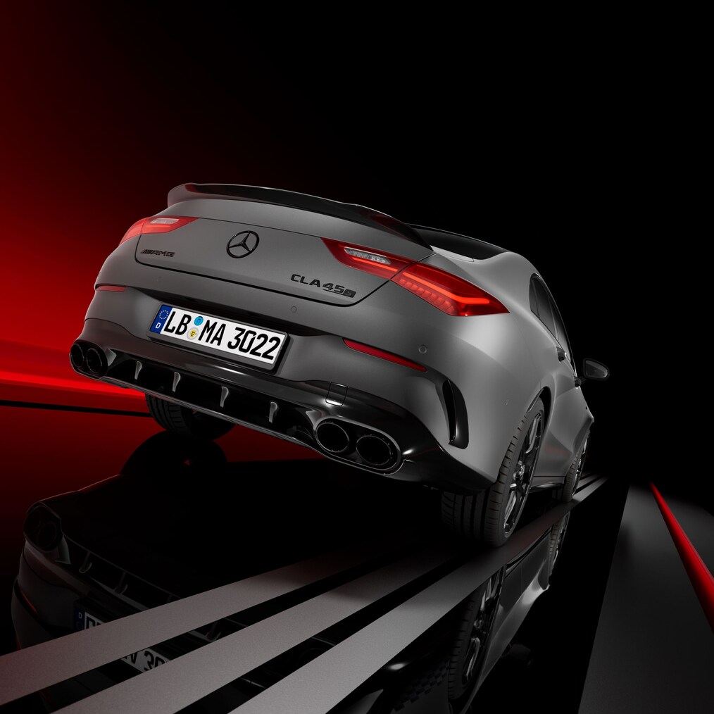 Bočný pohľad spredu na kupé Mercedes-AMG CLA 45 S 4MATIC+.