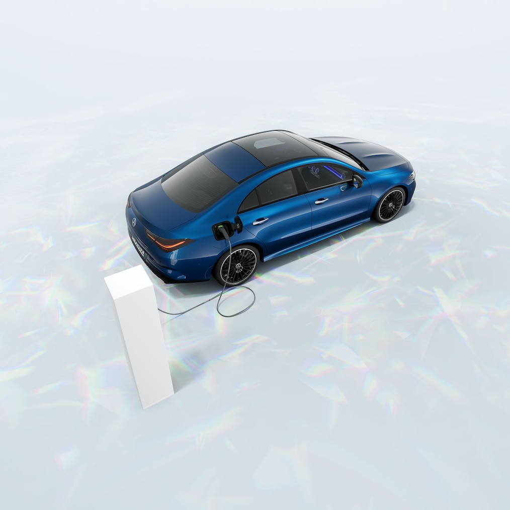 Pohľad na model Mercedes-Benz CLA 250 e kupé s technológiou hybridného pohonu EQ stojaci na nabíjacej stanici.