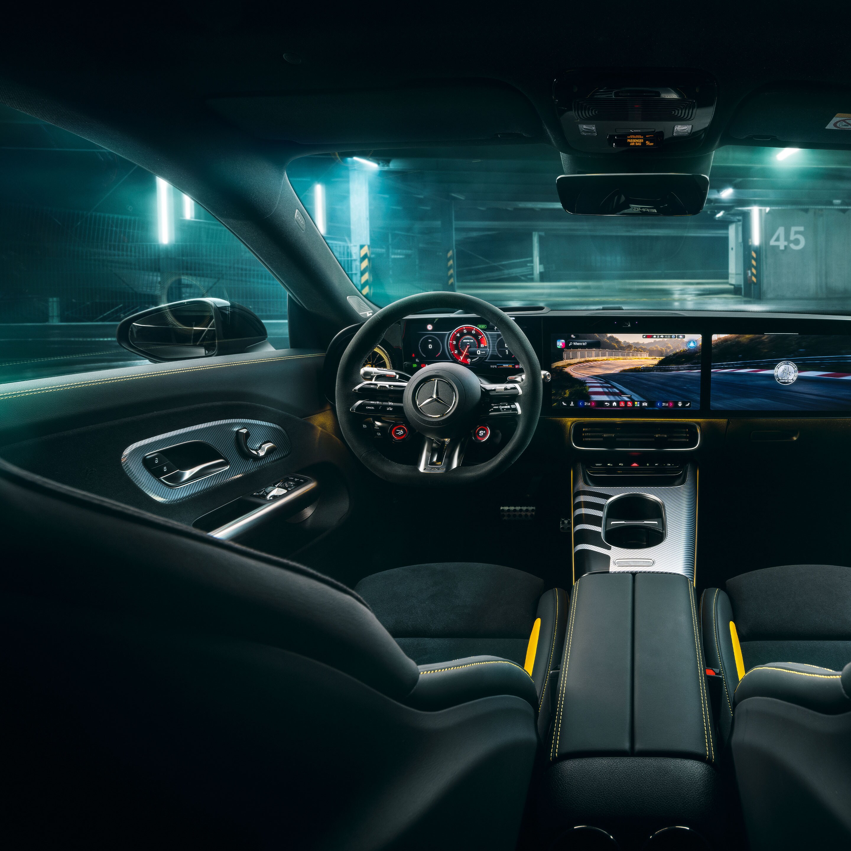 Interiér úplne nového Mercedes-AMG CLA 45 4MATIC+ elektromobilu.