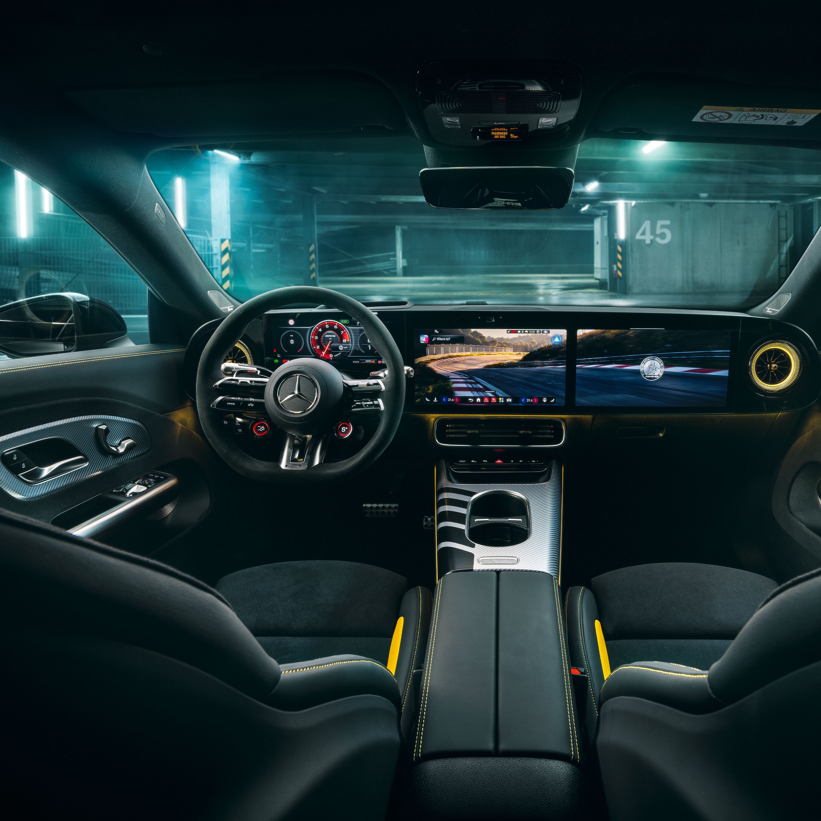 Interiér úplne nového Mercedes-AMG CLA 45 4MATIC+ elektromobilu.