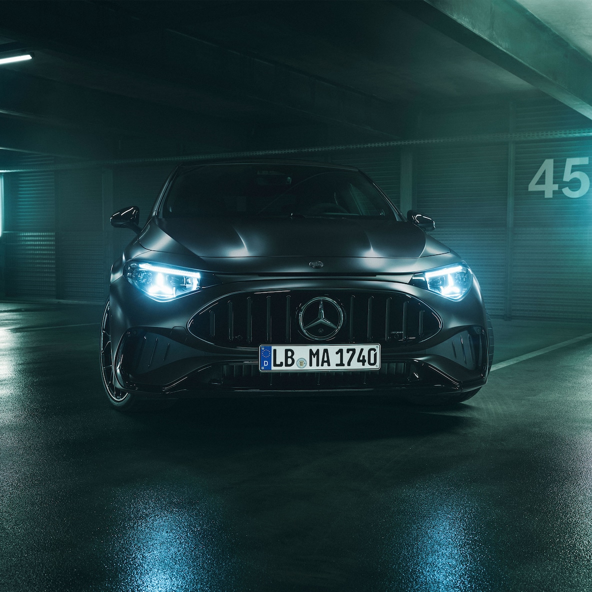 Predná časť úplne nového Mercedes-AMG CLA&nbsp;45 4MATIC+ elektromobilu špecifická pre AMG.