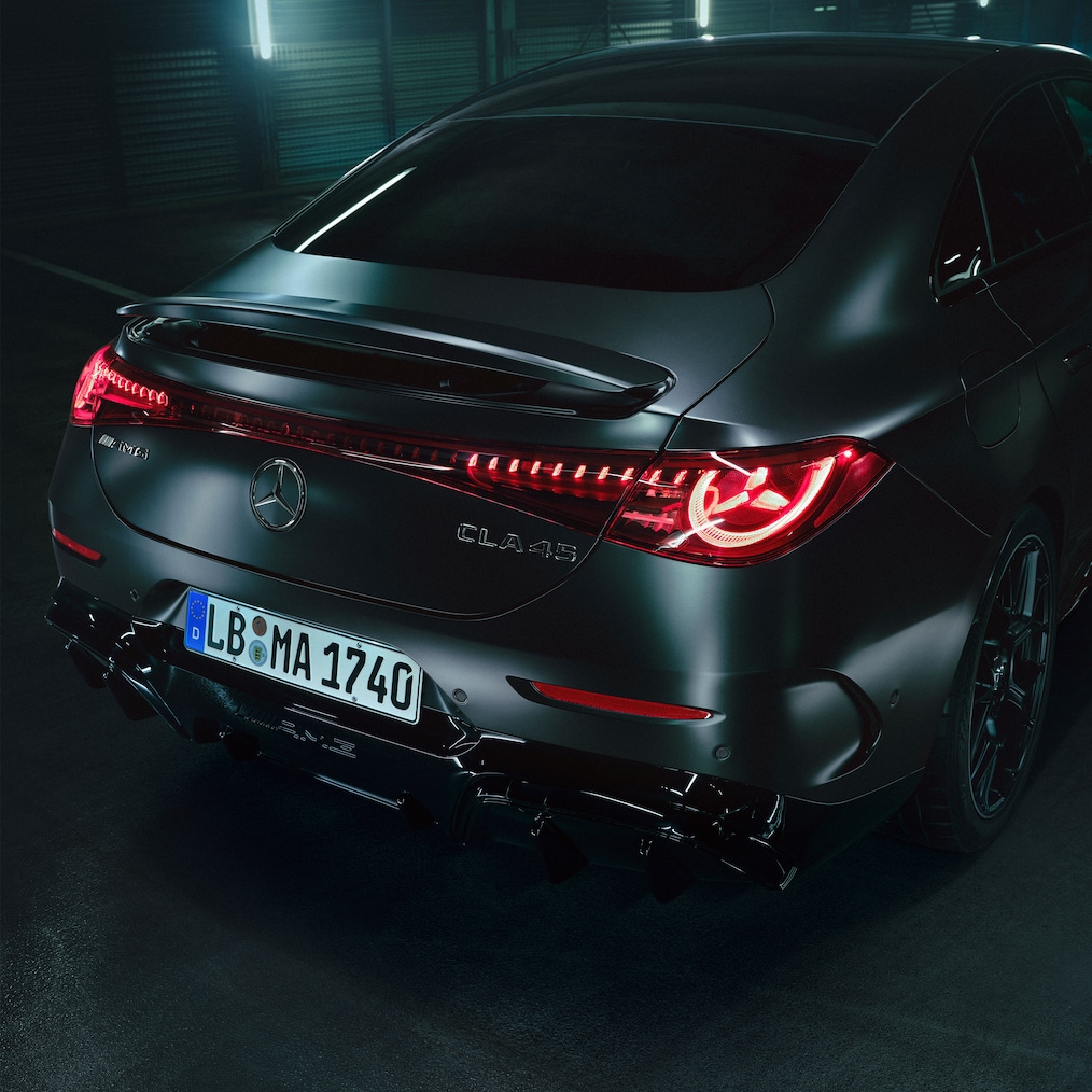 Zadná časť&nbsp;AMG úplne nového Mercedes-AMG CLA&nbsp;45 4MATIC+ elektromobilu.
