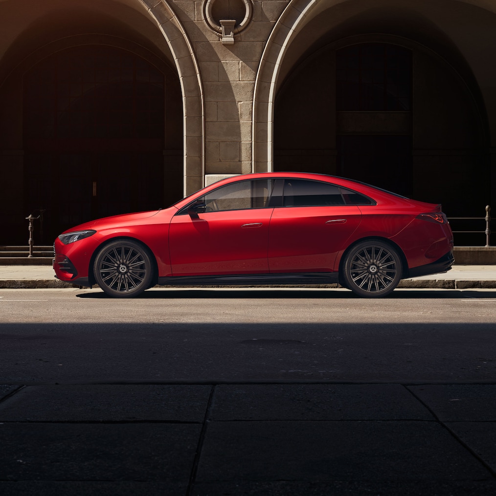 Bočný pohľad spredu z&nbsp;mierne vyvýšenej perspektívy na znázornenie panoramatickej strechy vozidla Mercedes-Benz CLA C174.