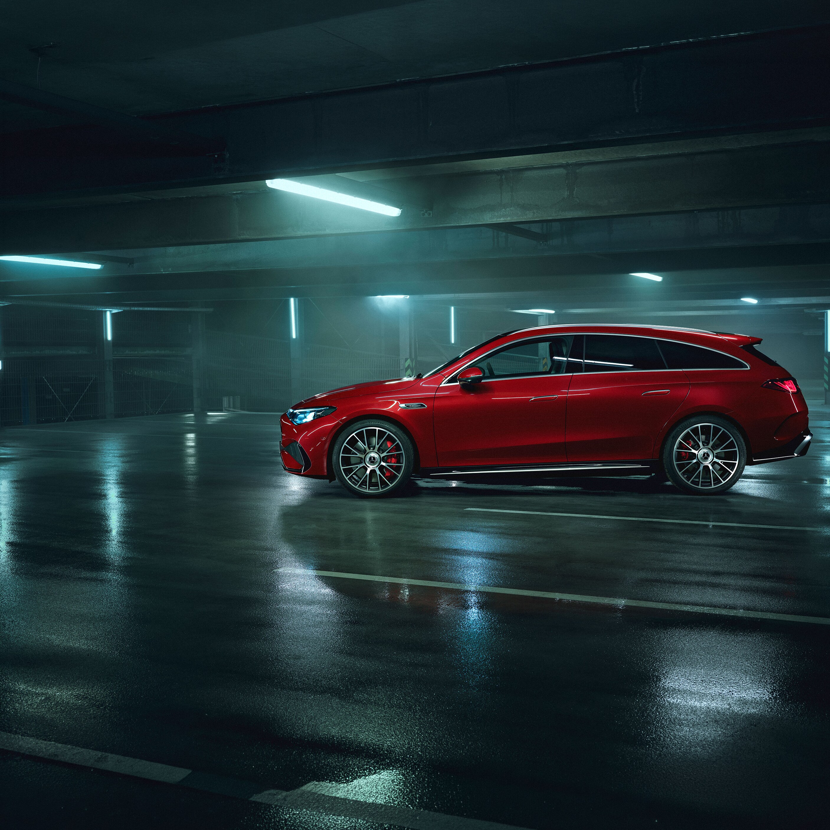 Exteriér úplne nového Mercedes-AMG CLA 45 4MATIC+ Shooting Brake elektromobilu.