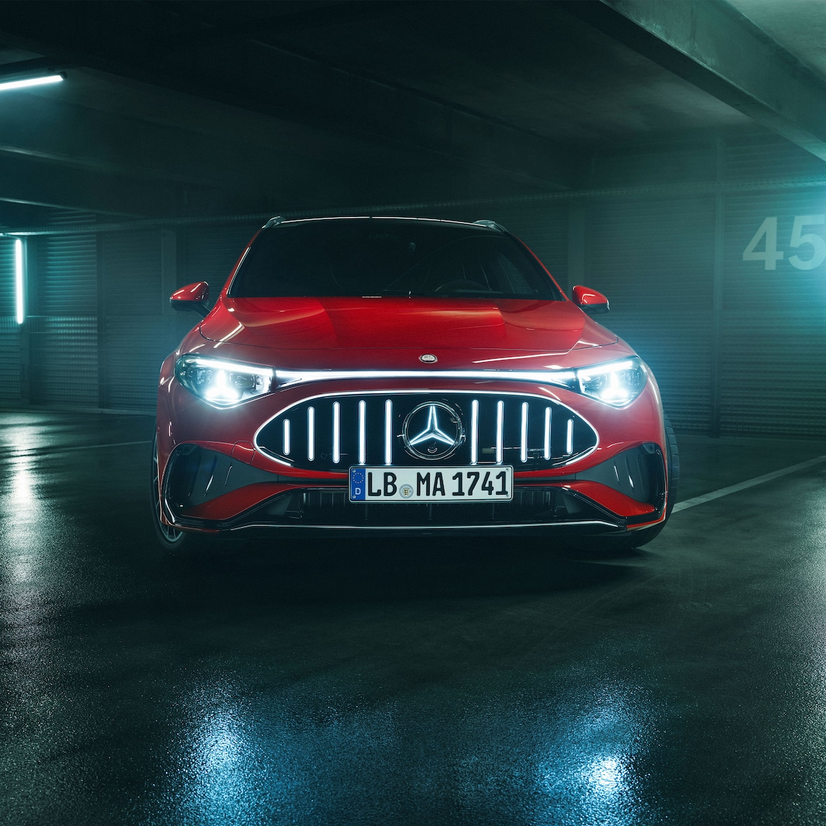 Predná časť úplne nového Mercedes-AMG CLA 45 4MATIC+ Shooting Brake elektromobilu špecifická pre AMG.
