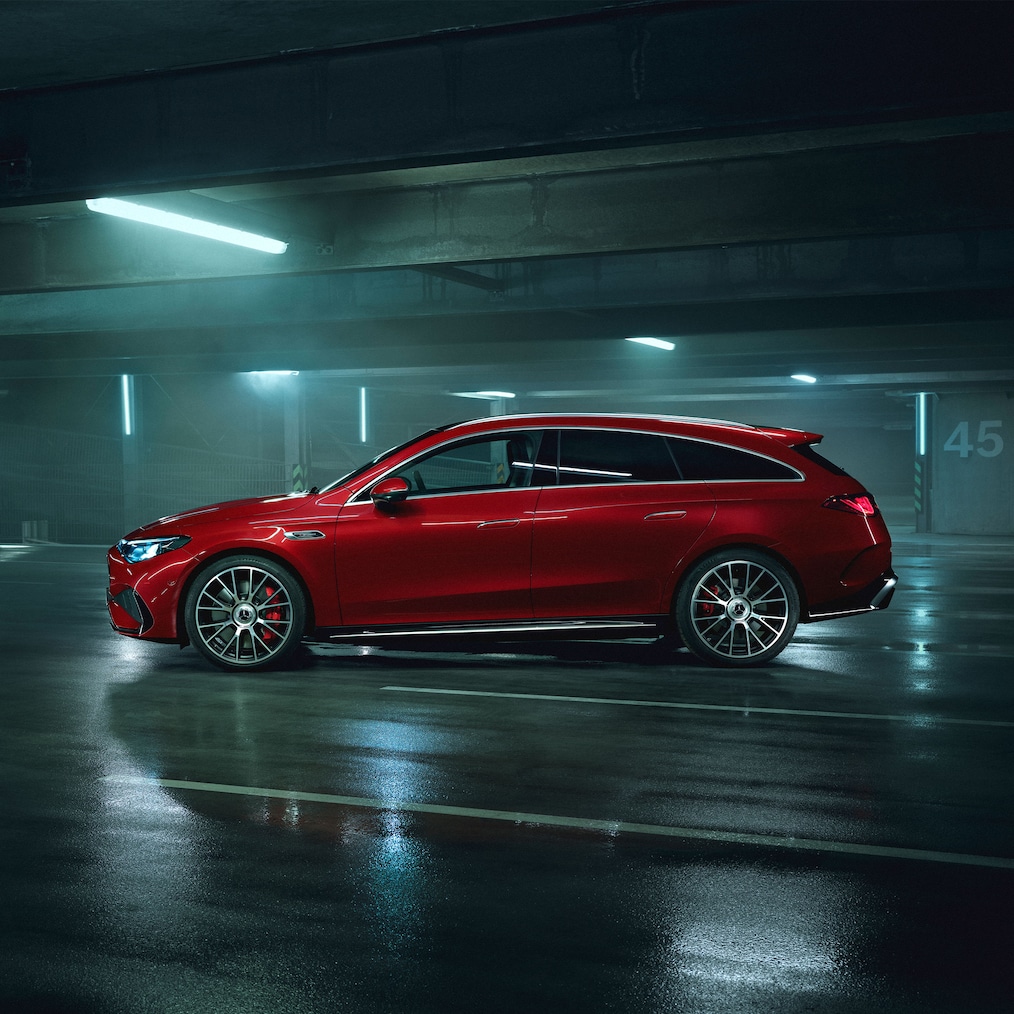 Úplne nový Mercedes-AMG CLA 45 4MATIC+ Shooting Brake elektromobil vo farbe patagónska červená MANUFAKTUR Metallic.