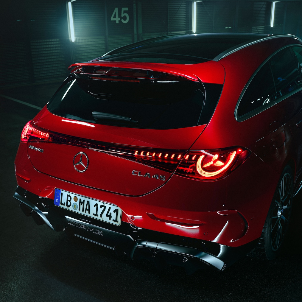 Zadná časť úplne nového Mercedes-AMG CLA 45 4MATIC+ Shooting Brake elektromobilu špecifická pre AMG.