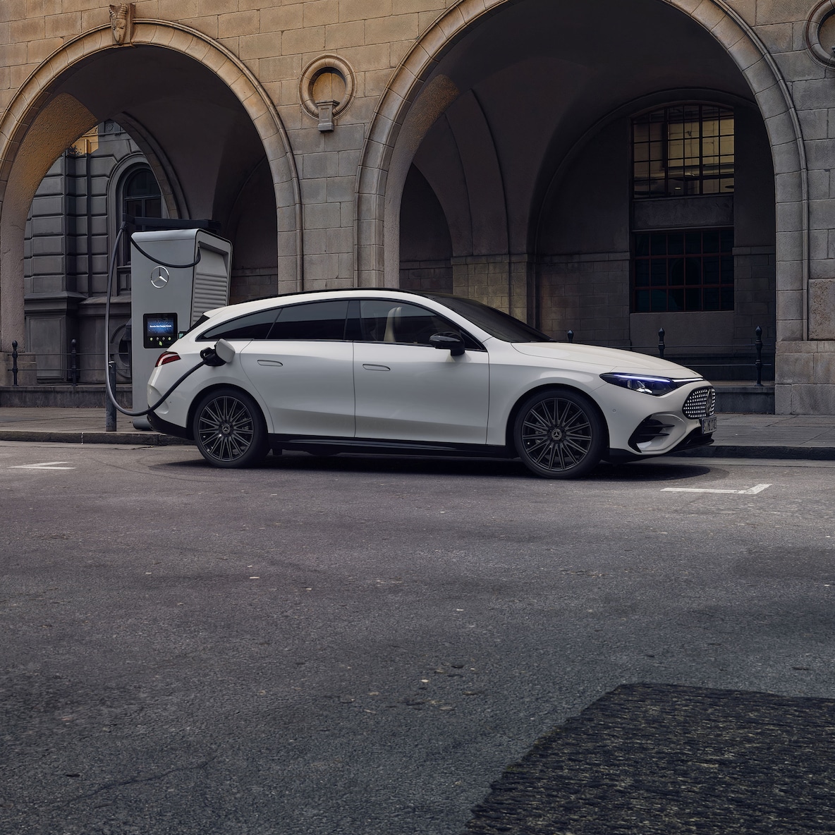 Elektrická CLA Shooting Brake na nabíjacej stanici.