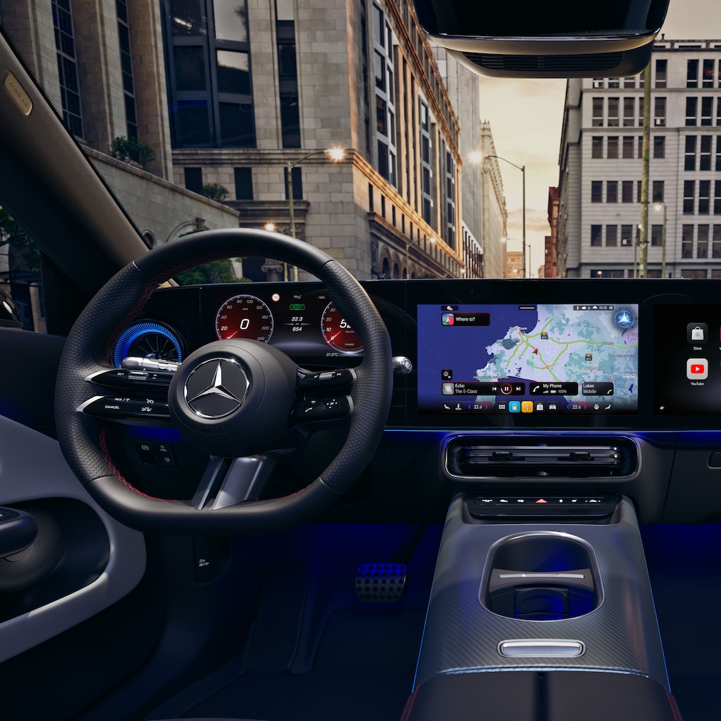 Nový kokpit so superobrazovkou MBUX v interiéri elektrickej CLA Shooting Brake s technológiou EQ.