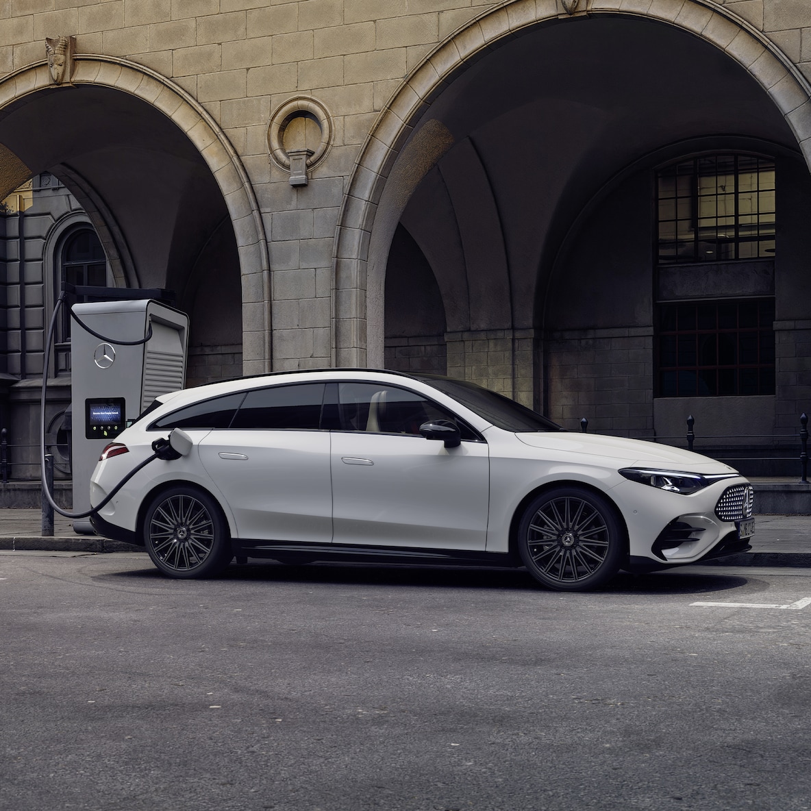 Elektrická CLA Shooting Brake s technológiou EQ na nabíjacej stanici.