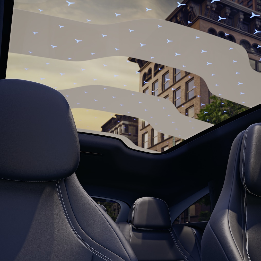 Pohľad z&nbsp;vtáčej perspektívy na panoramatickú strechu s&nbsp;funkciou SKY CONTROL s&nbsp;osvetleným vzorom.