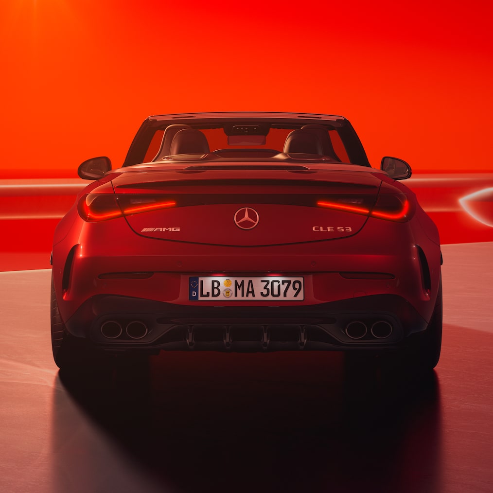 Čelný pohľad zozadu na kabriolet Mercedes-AMG CLE 53 4MATIC+.