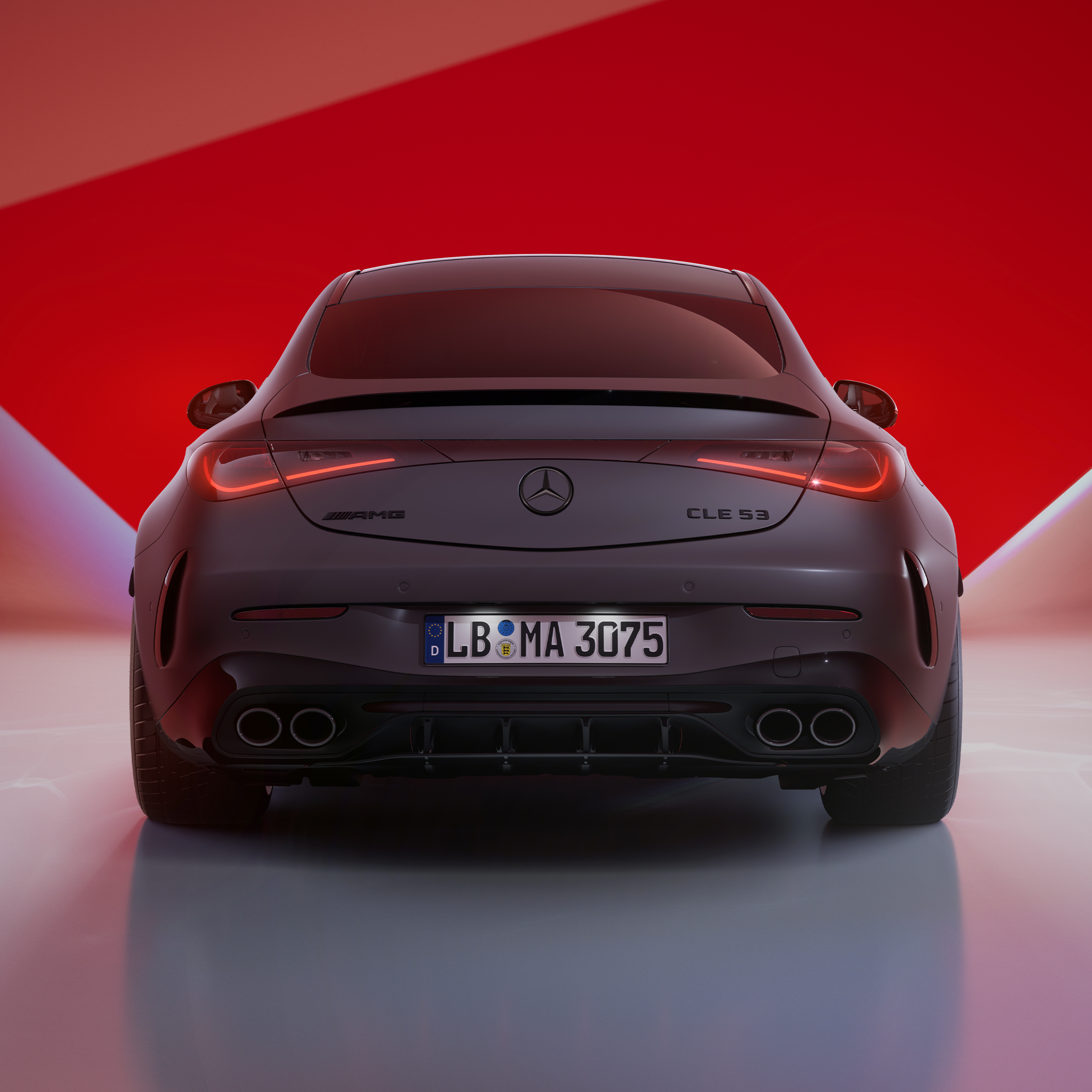 Bočný pohľad spredu (alebo pohľad zozadu) na kupé Mercedes-AMG CLE 53 4MATIC+.