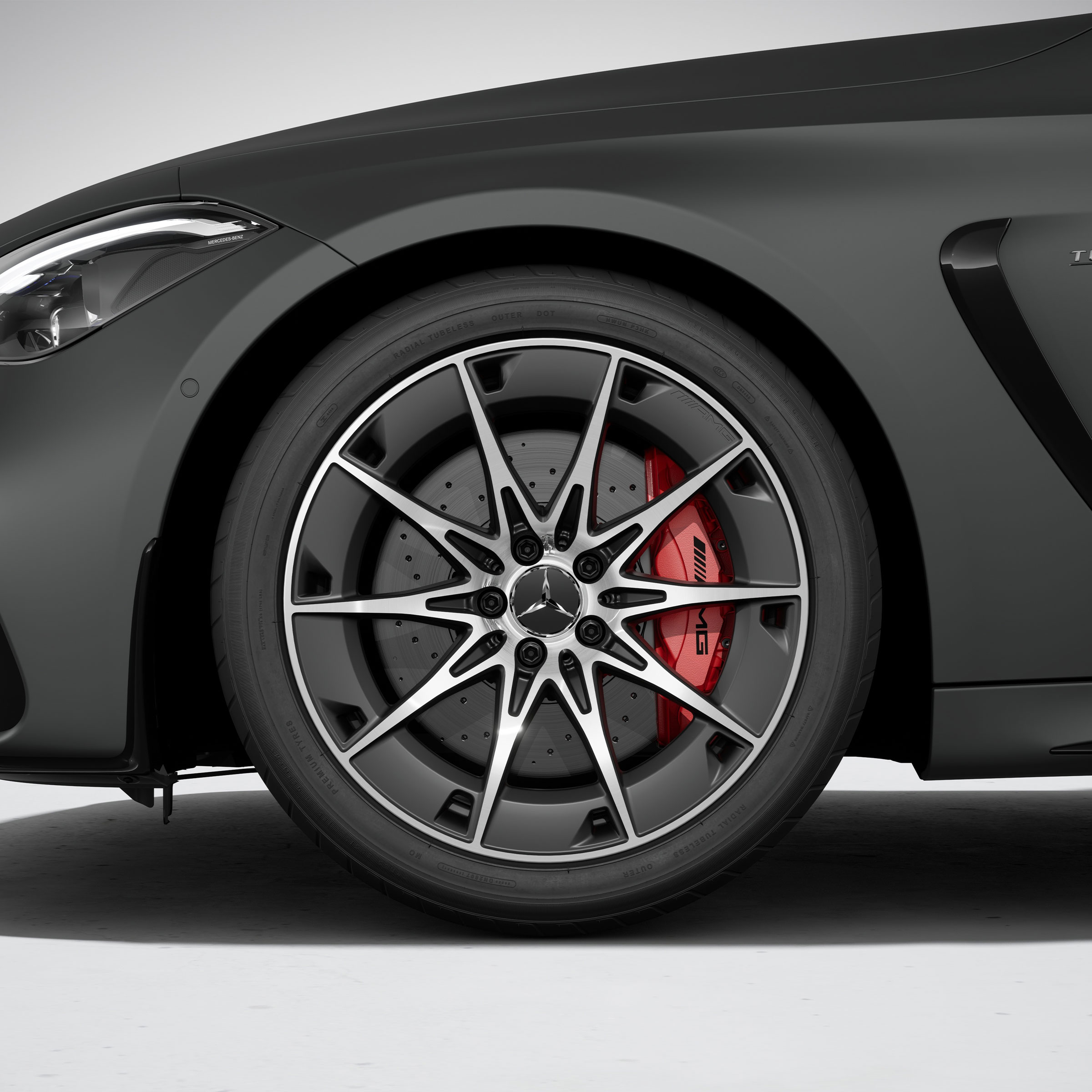 Dynamický pohľad na kupé Mercedes-AMG CLE 53 4MATIC+ (jazdná situácia).