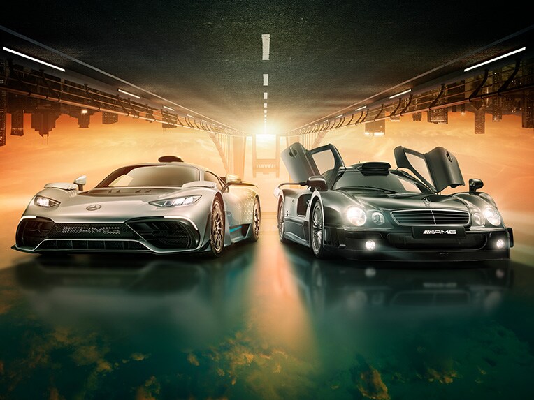 Štyri vozidlá Mercedes-AMG vedľa seba, ktoré reprezentujú 55-ročnú históriu značky Mercedes-AMG.