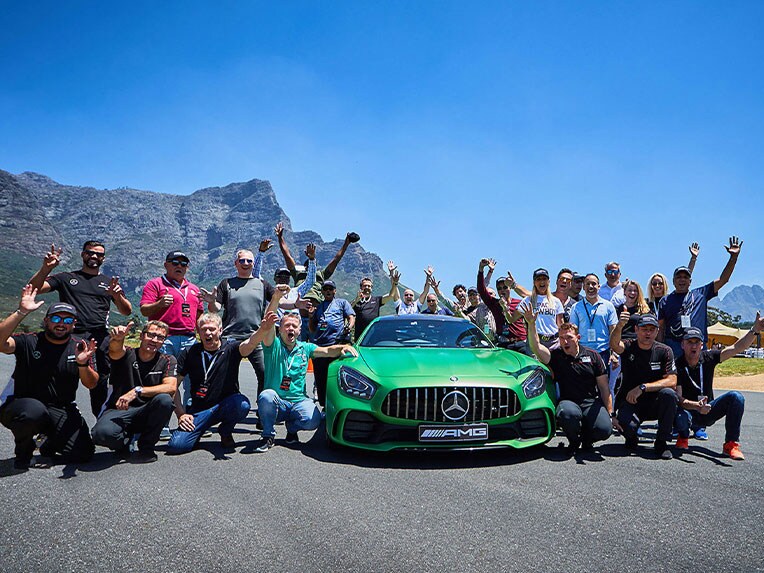 Pohľad spredu na model Mercedes‑AMG GT R.