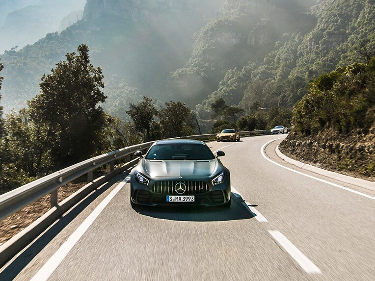 Pohľad spredu na model Mercedes-AMG GT R počas jazdy na ceste.