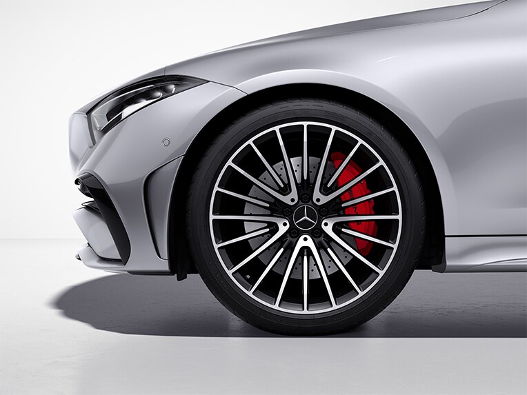 Kupé Mercedes-AMG CLS 53 4MATIC+ s načerveno nalakovanými strmeňmi bŕzd.