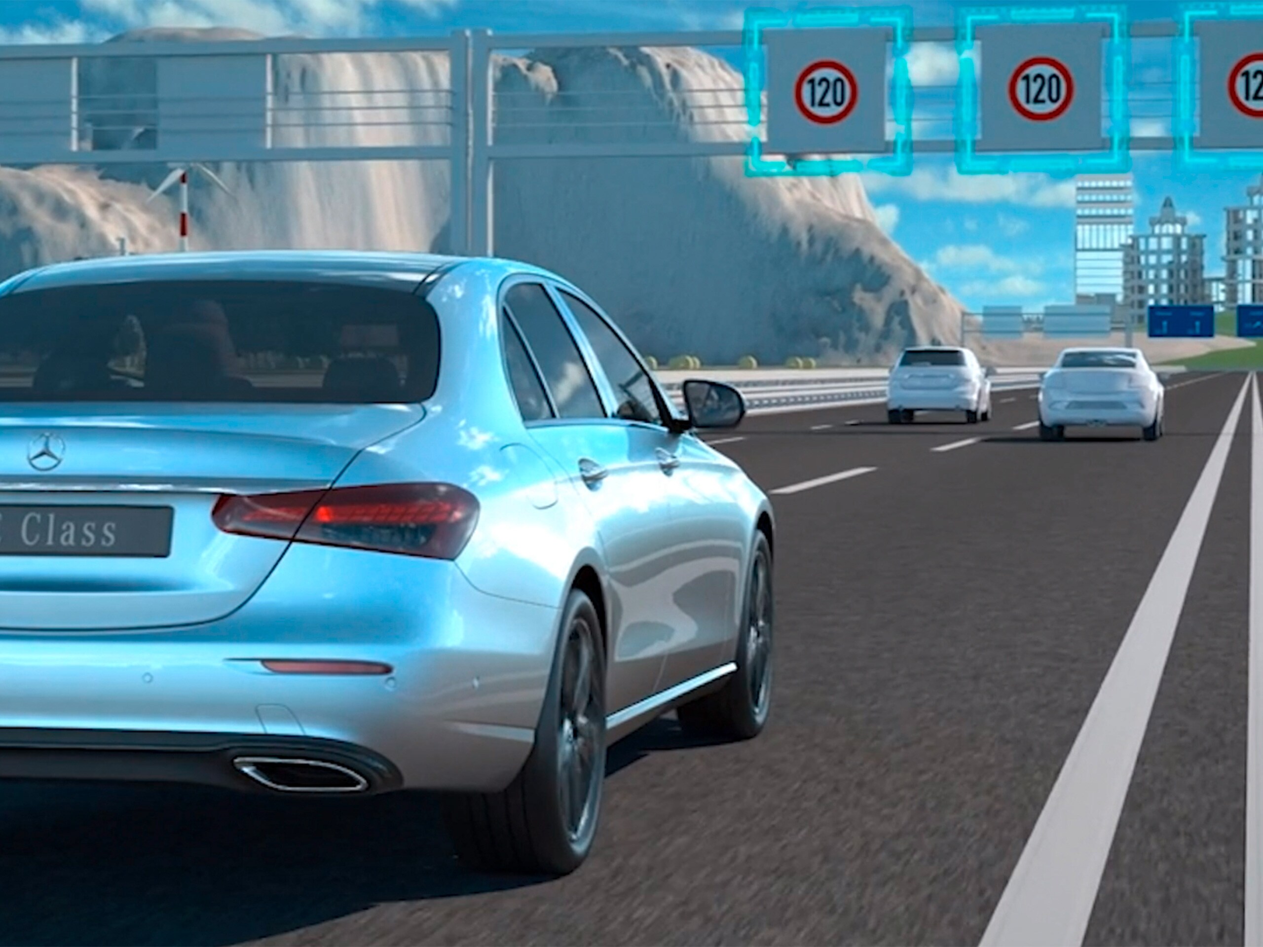 Video zobrazuje funkciu aktívneho asistenta sledovania povolenej rýchlosti v kupé Mercedes-Benz CLS.