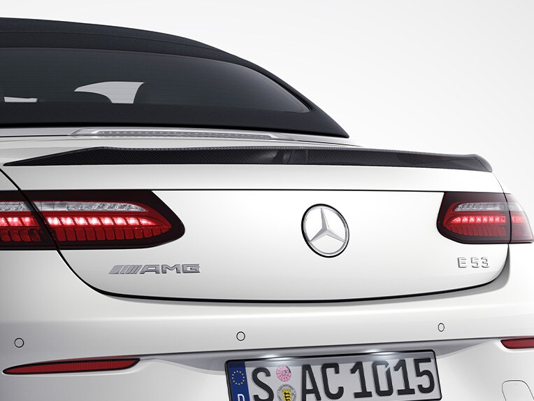 Odtrhová hrana AMG na veku batožinového priestoru z uhlíkových vlákien v kabriolete Mercedes-AMG E 53 4MATIC+.