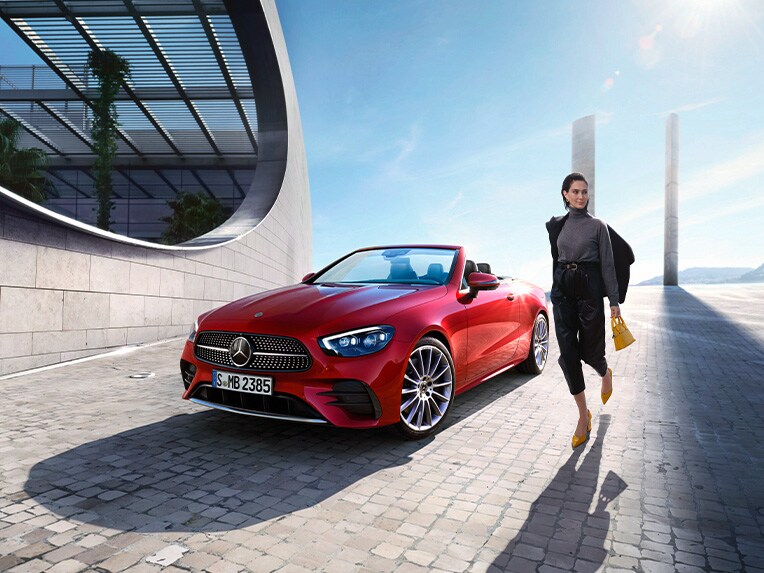 Pohľad spredu na kabriolet Mercedes-Benz Triedy E.