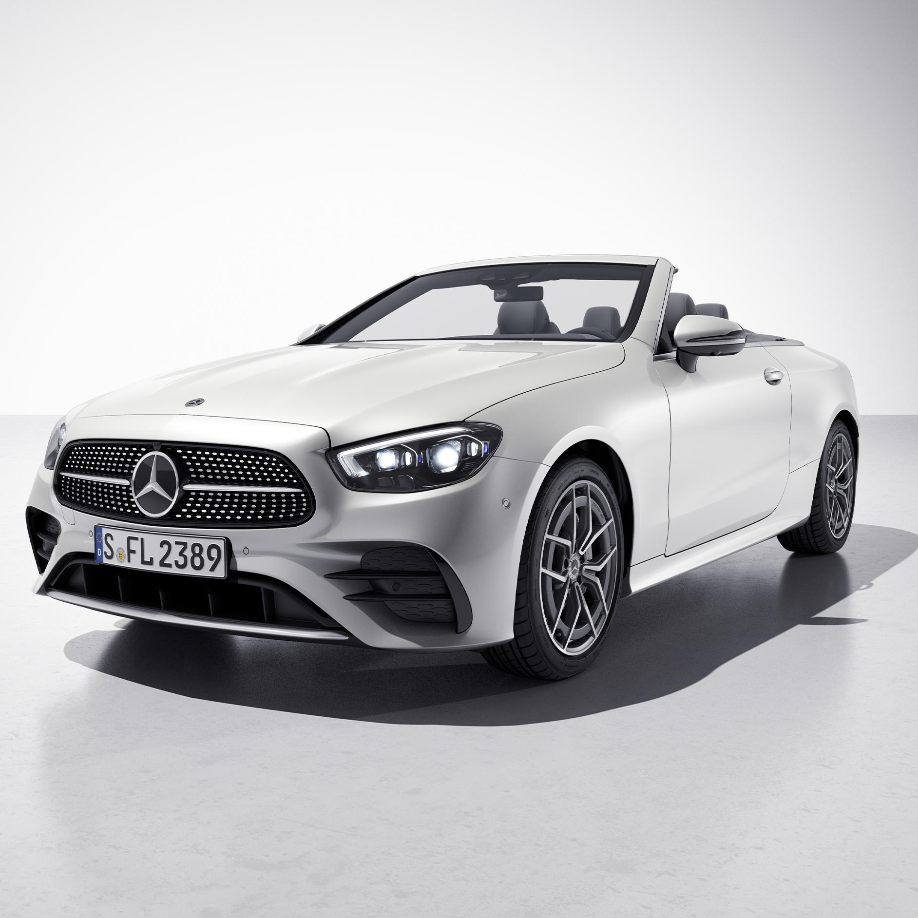 Laky | Trieda E kabriolet | Mercedes-Benz Bočný pohľad spredu na kabriolet Mercedes-Benz Triedy E.