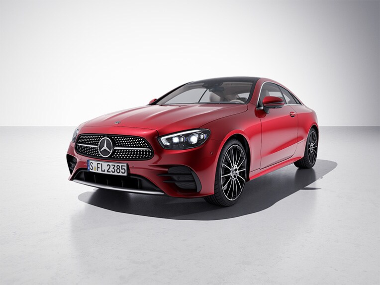 Exteriér kupé Triedy E od značky Mercedes-Benz s líniou výbavy AMG Line.