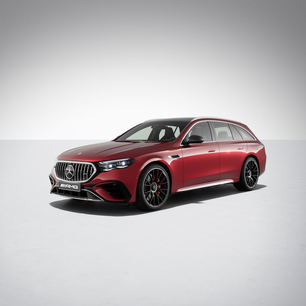 Bočný pohľad spredu na kombi Mercedes-AMG E 53 HYBRID 4MATIC+ s balíkom AMG Night I a II.