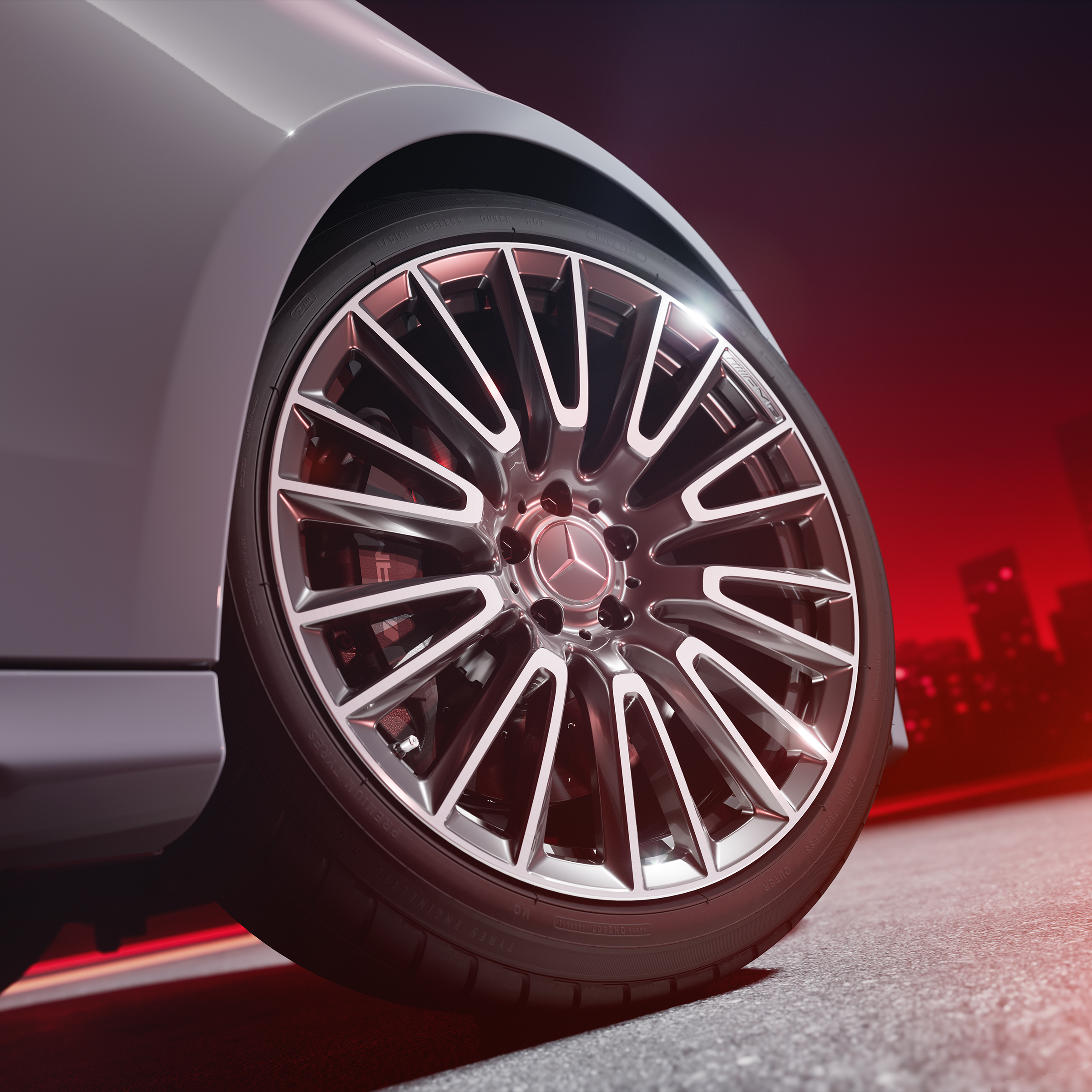 Detailný pohľad na kovaný disk AMG s vysokovýkonnou kompozitnou brzdovou sústavou AMG s načerveno nalakovanými strmeňmi bŕzd.