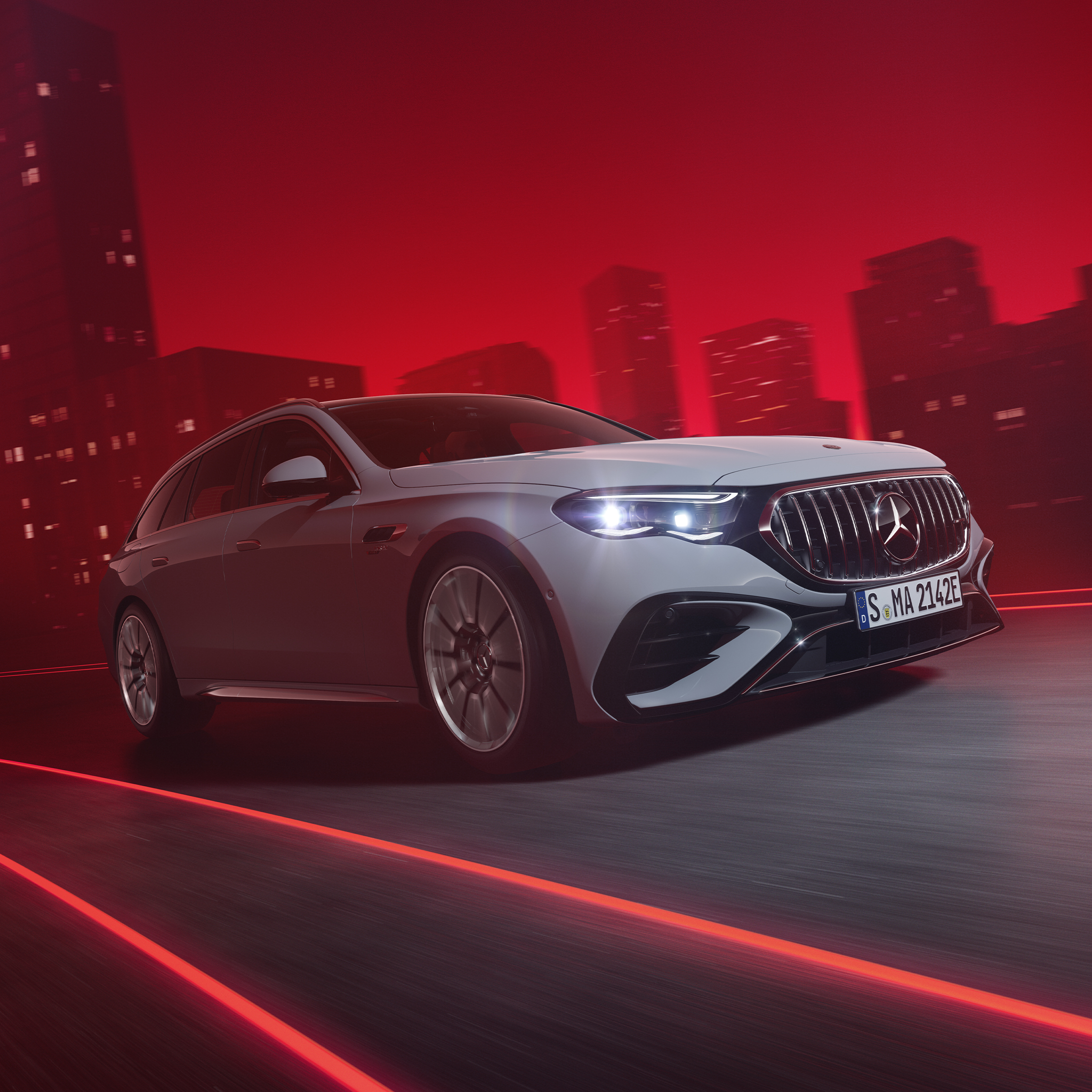 Dynamický bočný pohľad spredu na Mercedes-AMG E 53 HYBRID 4MATIC+ (jazdná situácia).