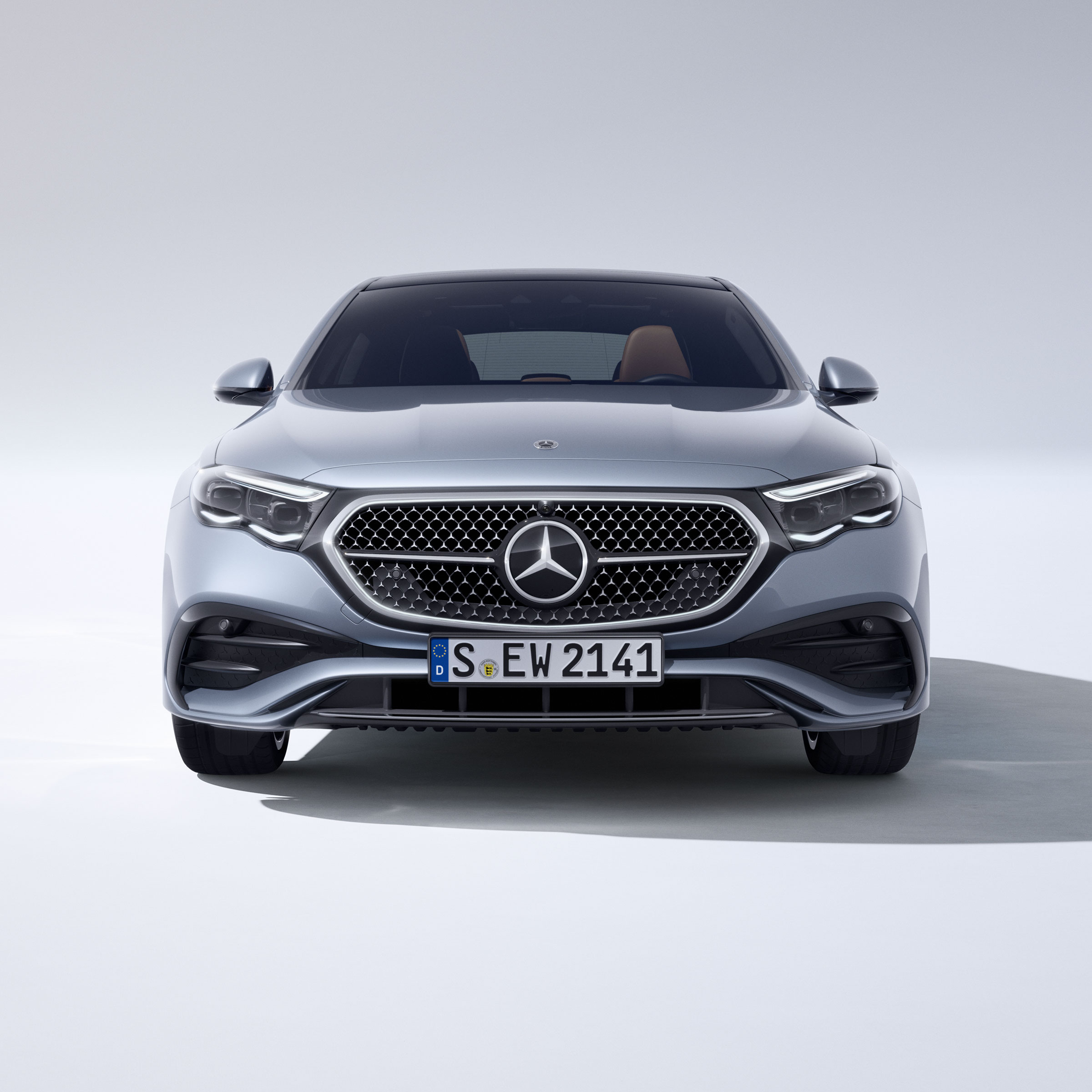 Pohľad spredu na sedan Triedy E od značky Mercedes-Benz.