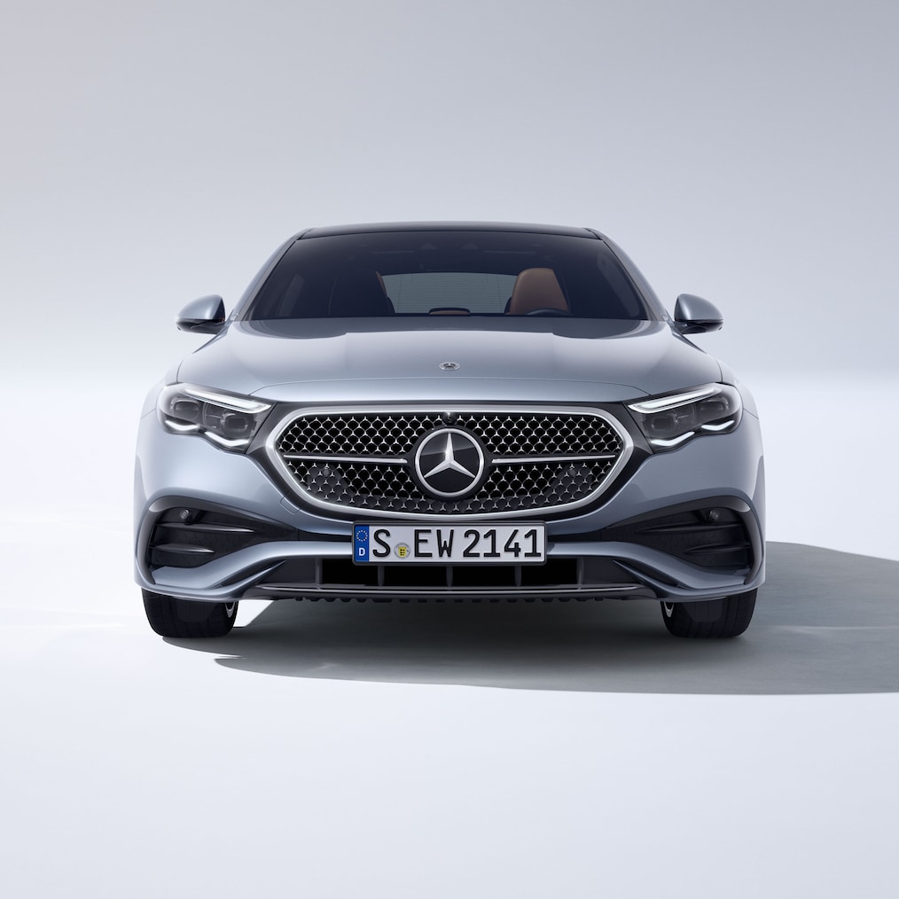 Pohľad spredu na sedan Triedy E od značky Mercedes-Benz.