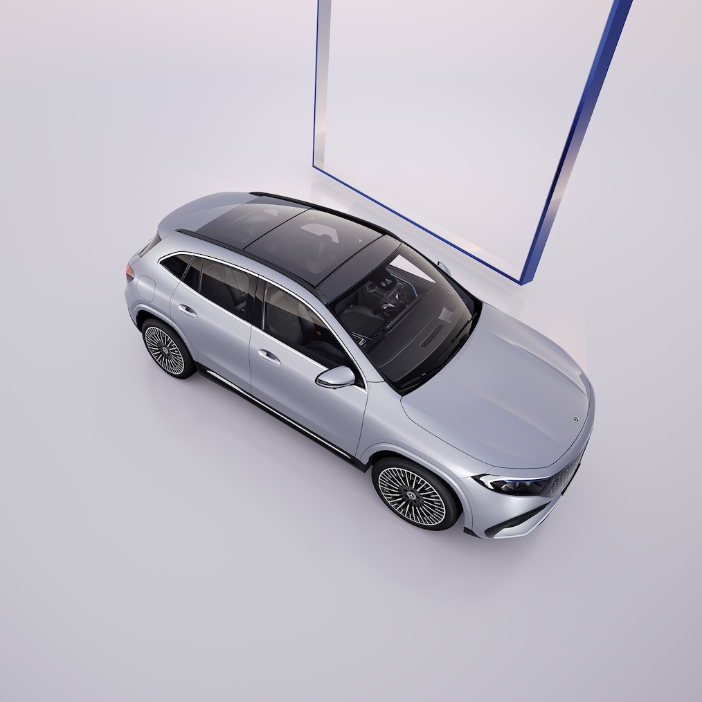 Pohľad zozadu na vozidlo Mercedes-Benz EQA.