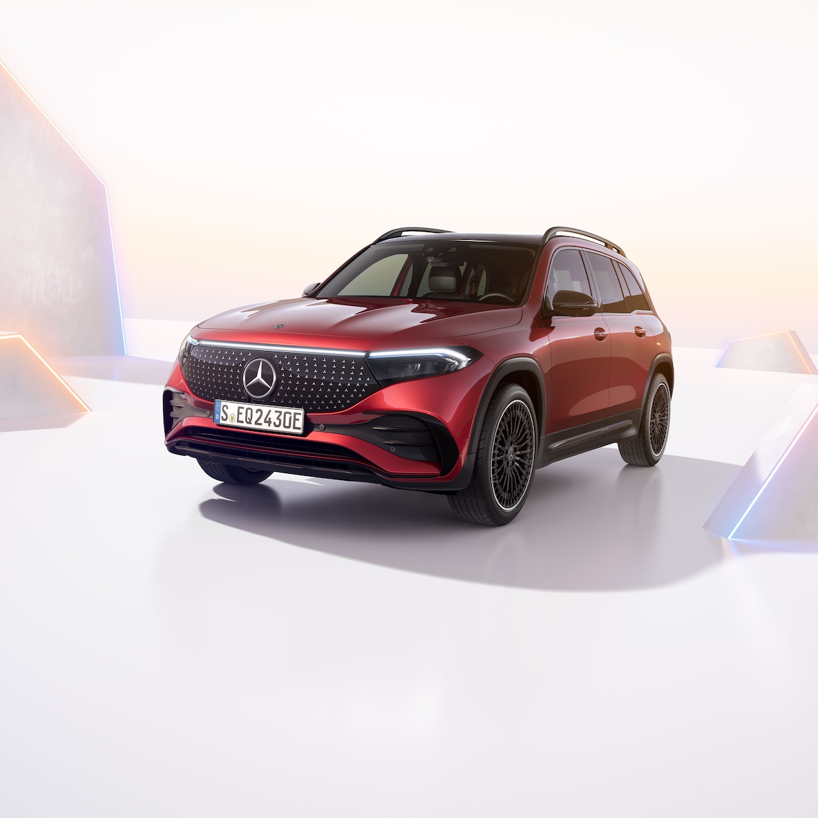 Bočný pohľad spredu na vozidlo Mercedes-Benz EQB.