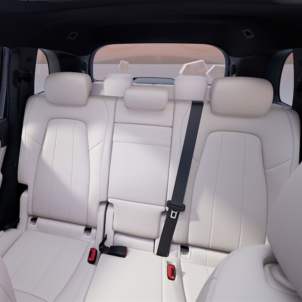 Pohľad spredu na interiér so zadnými sedadlami a batožinovým priestorom.