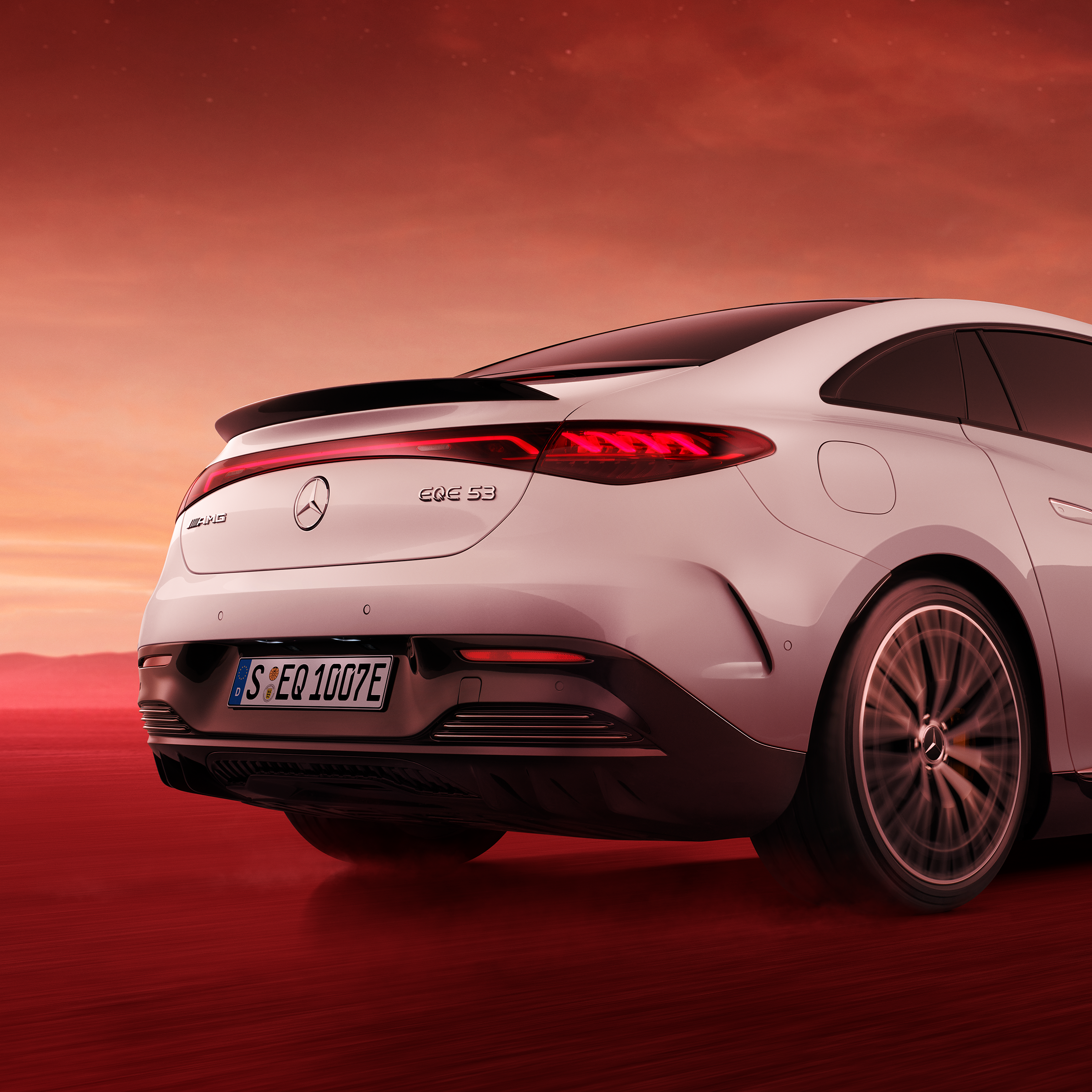 Pohľad zozadu na vozidlo Mercedes-AMG EQE 53 4MATIC+ s detailným záberom na zadné výklopné dvere a spojler, pri pohľade zospodu.