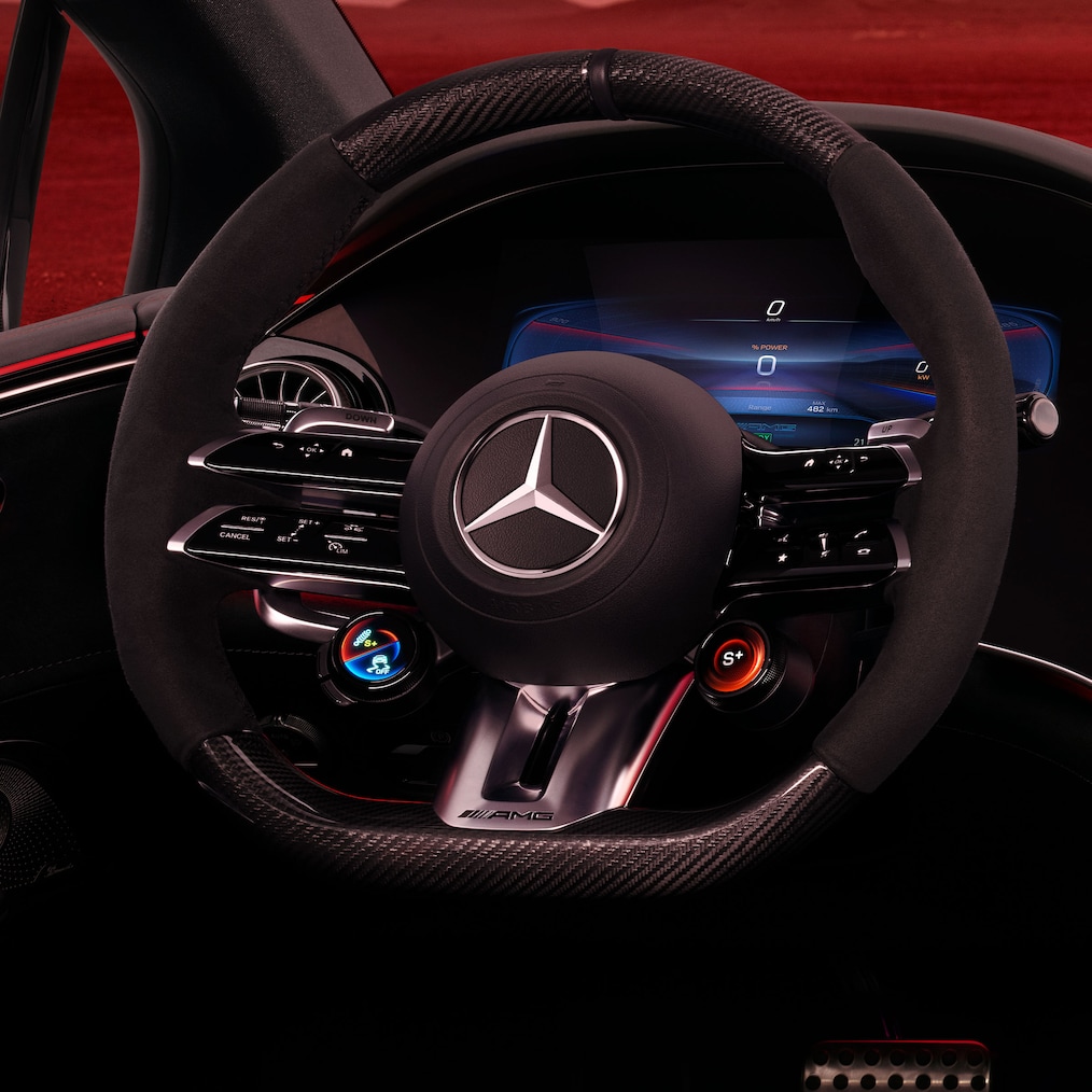 Tlačidlá AMG na volante v interiéri sedanu Mercedes-AMG EQE.