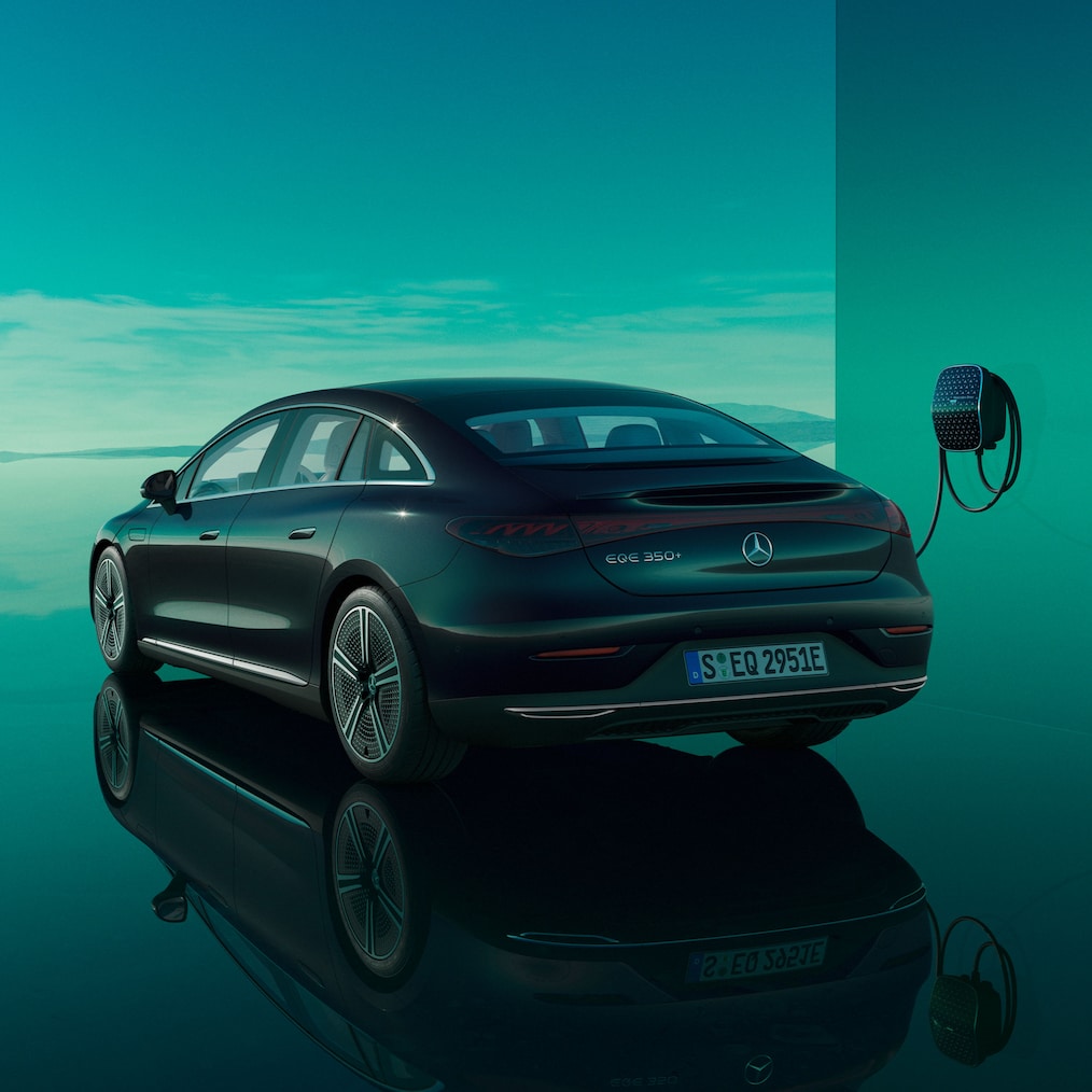 Sedan EQE počas nabíjania z nabíjacej skrinky Mercedes-Benz, ktorá sa dodáva samostatne.