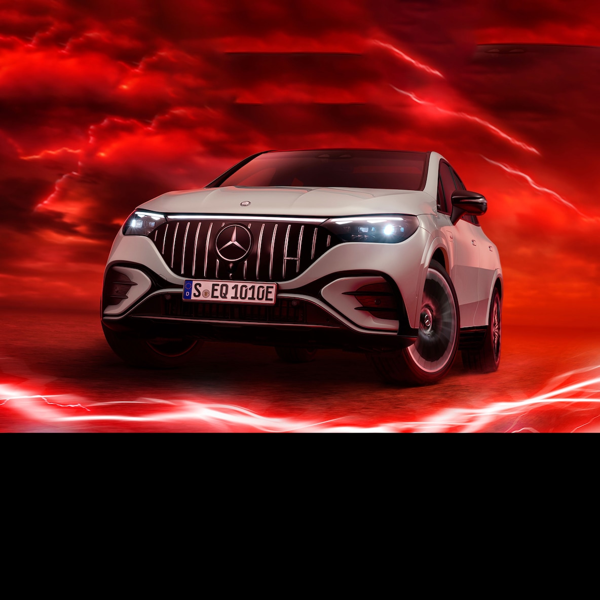 Mercedes-AMG EQE 53 4MATIC+ pri pohľade spredu pred červeným pozadím.