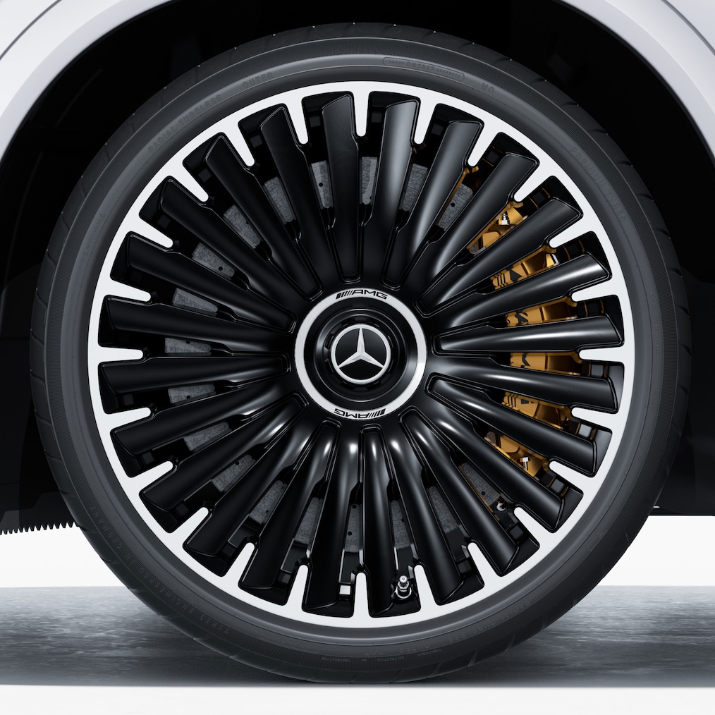 Detailný pohľad na disk AMG z ľahkej zliatiny so žiarivou keramickou vysokovýkonnou kompozitnou brzdovou sústavou AMG.