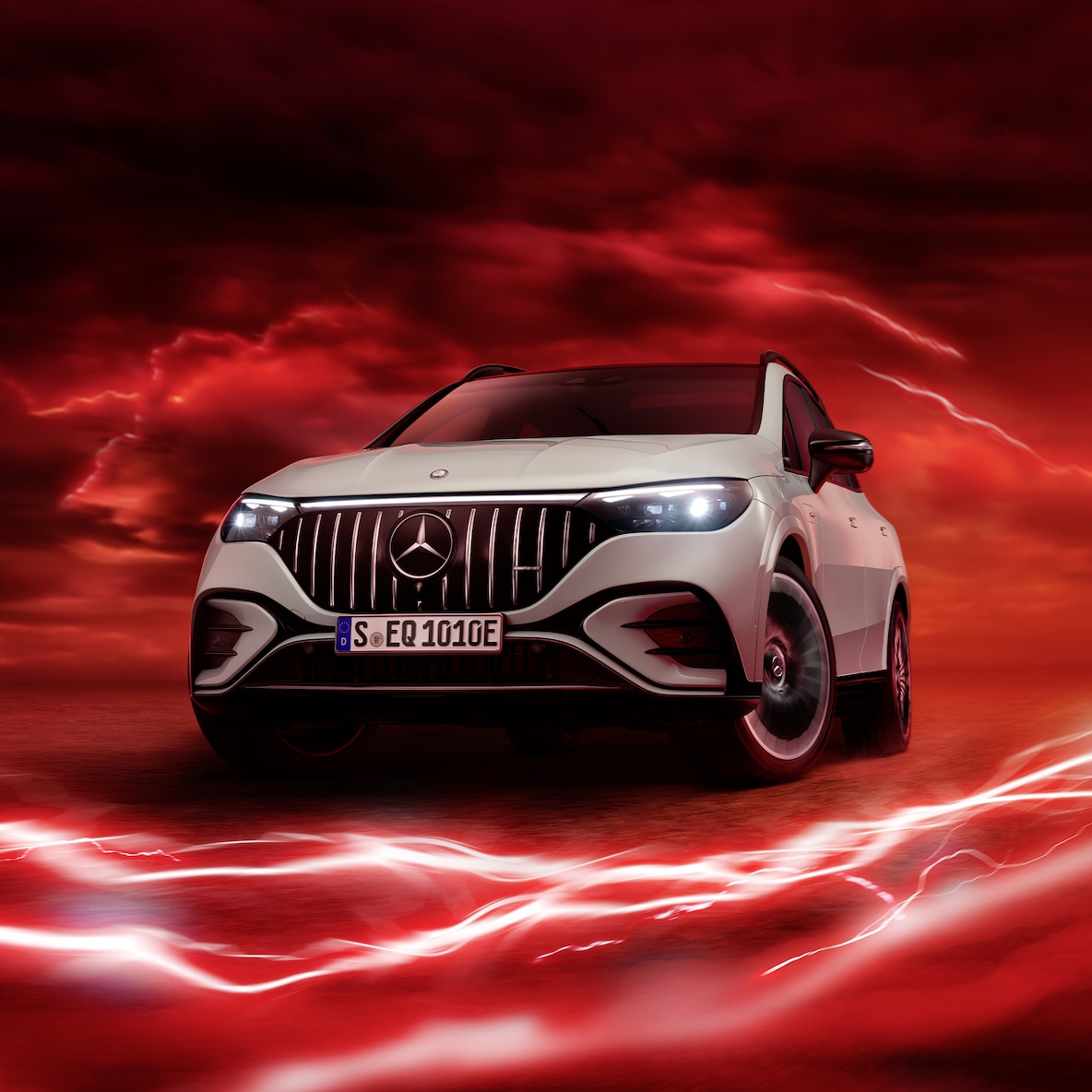 Mercedes-AMG EQE 53 4MATIC+ pri pohľade spredu pred červeným pozadím.