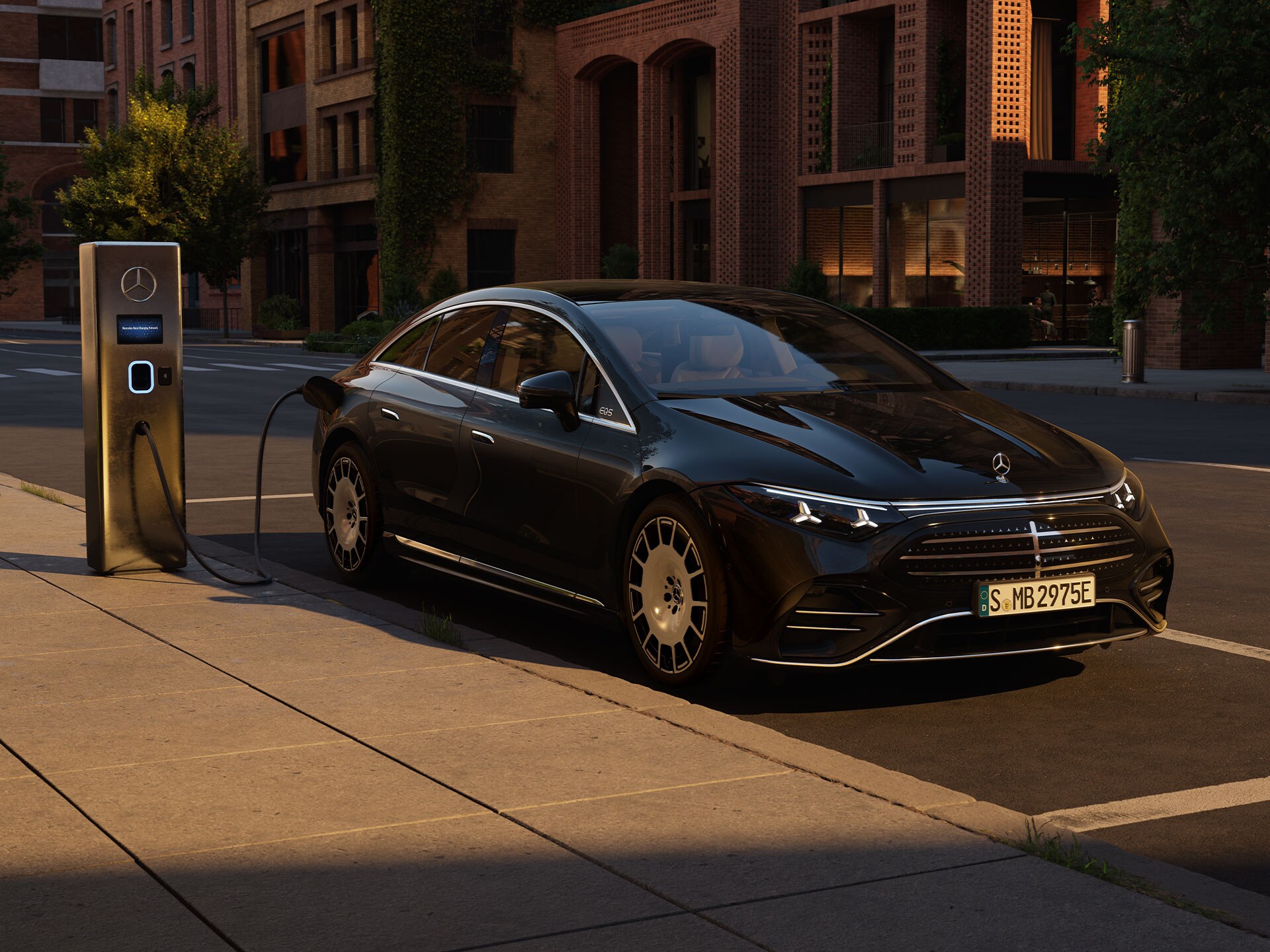 Nová plnoelektrická EQS od značky Mercedes-Benz sa nabíja pred verejnou nabíjacou stanicou.